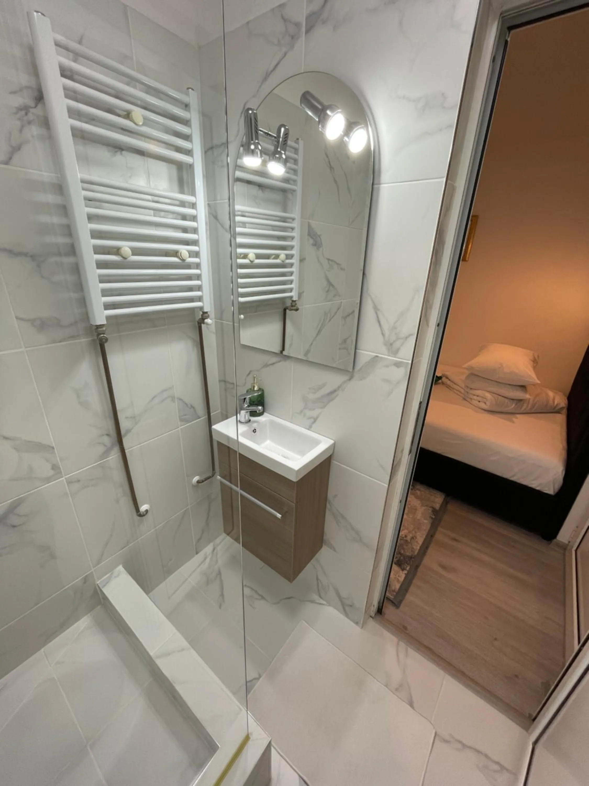 Shower in Pensiunea Pictorilor