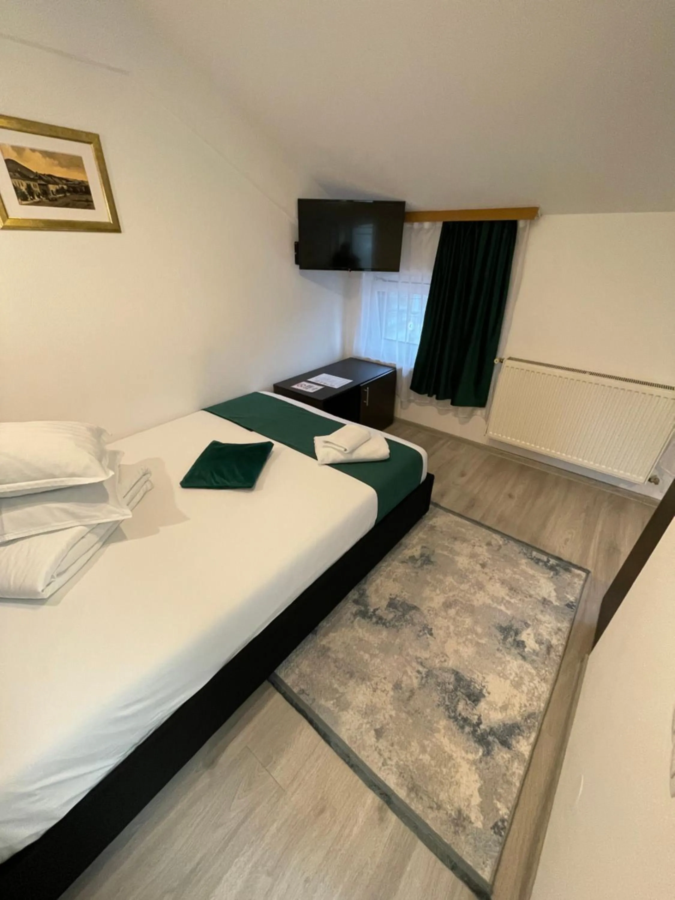 Bed in Pensiunea Pictorilor