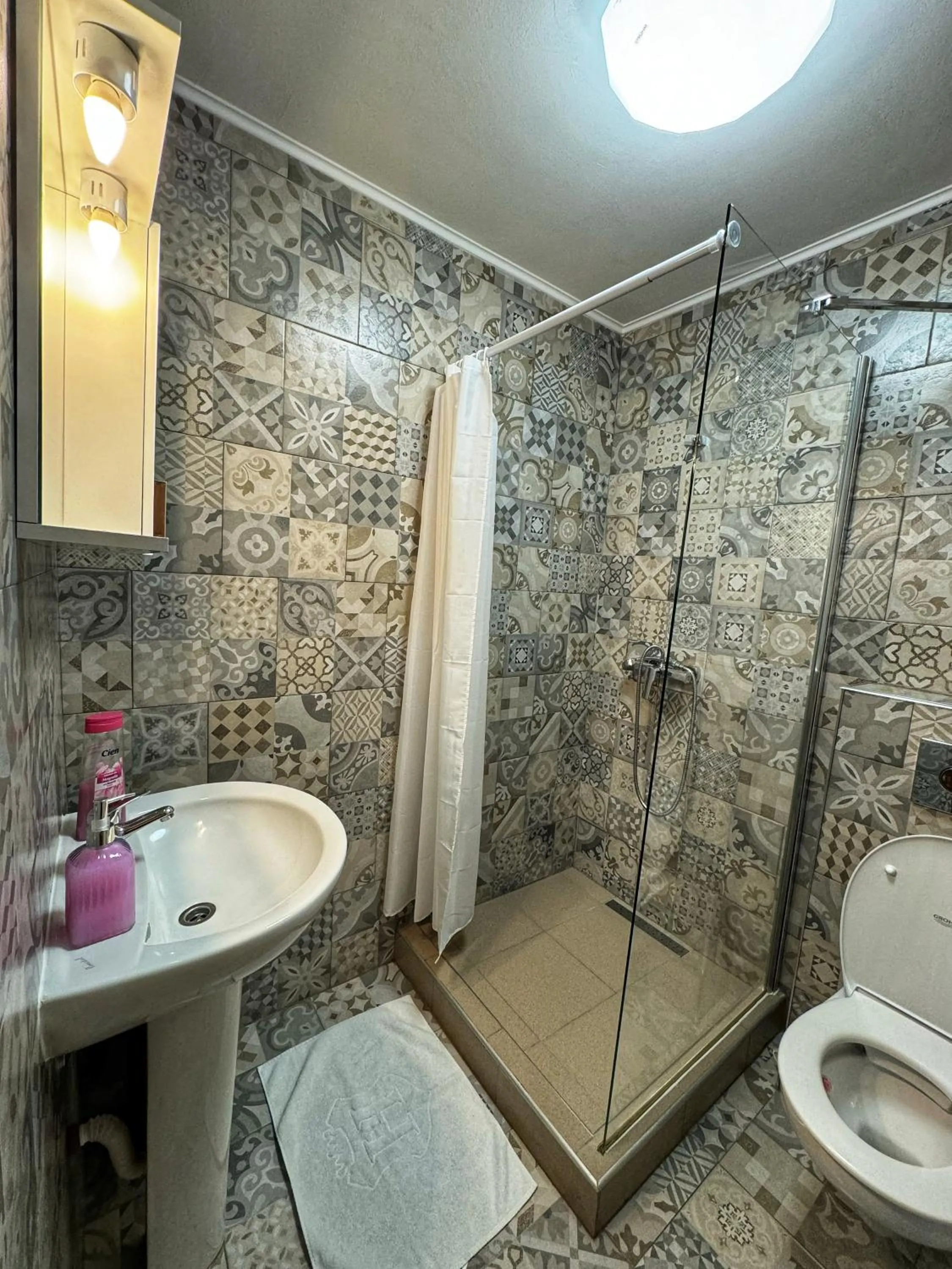 Bathroom in Pensiunea Pictorilor