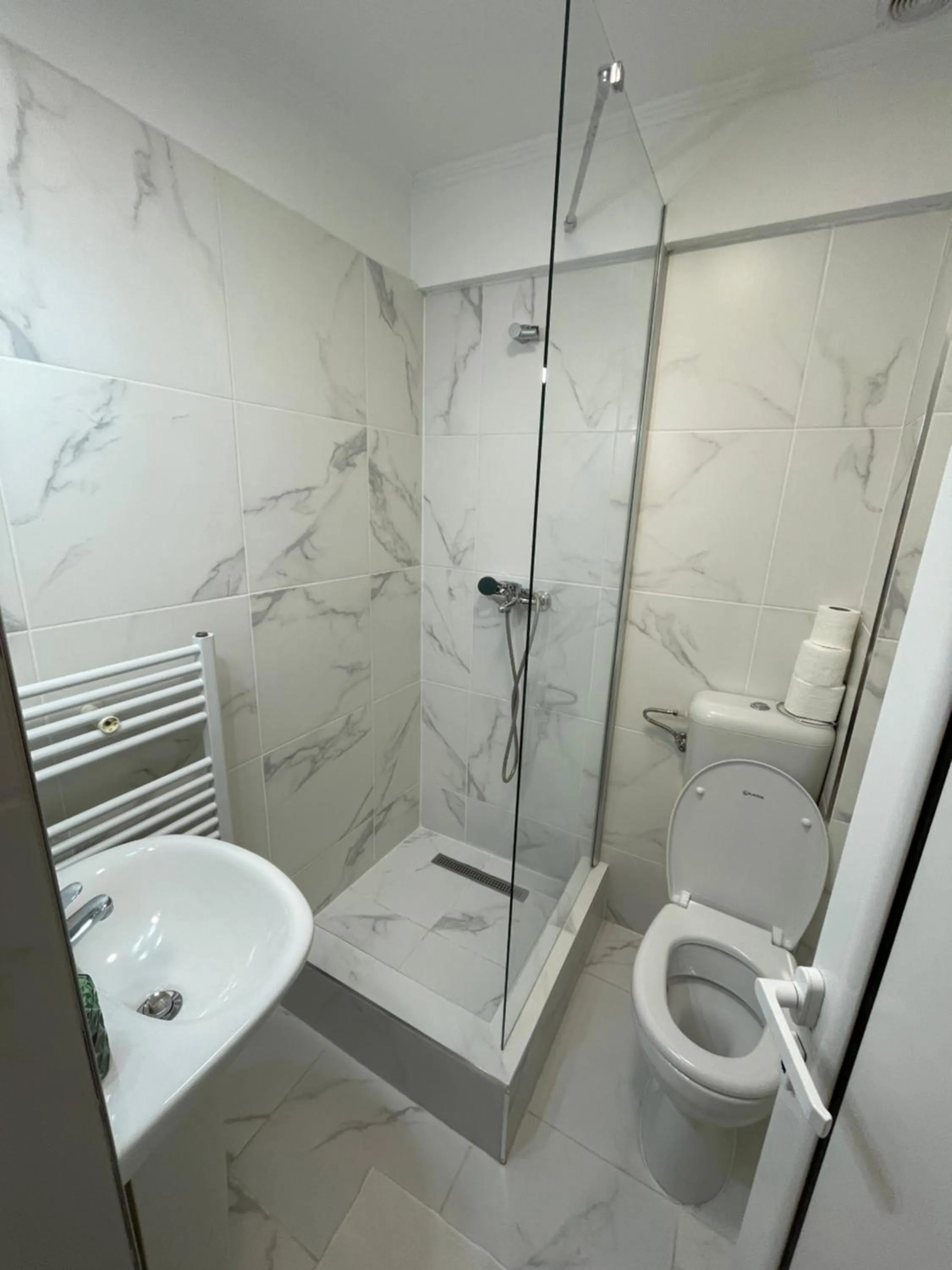 Shower in Pensiunea Pictorilor