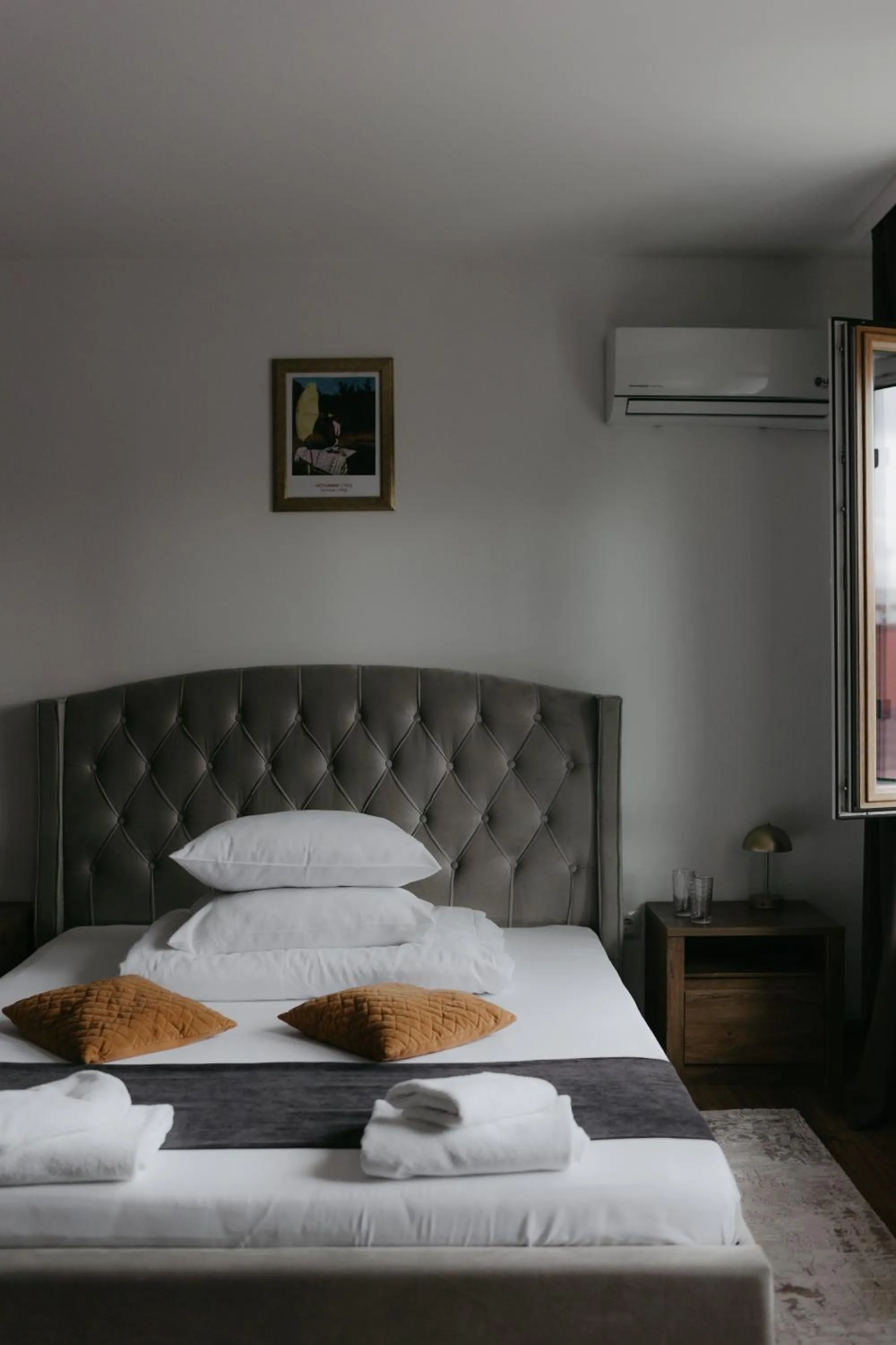 Bed in Pensiunea Pictorilor