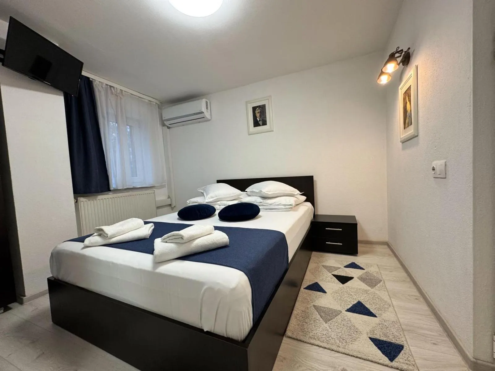 Bed in Pensiunea Pictorilor