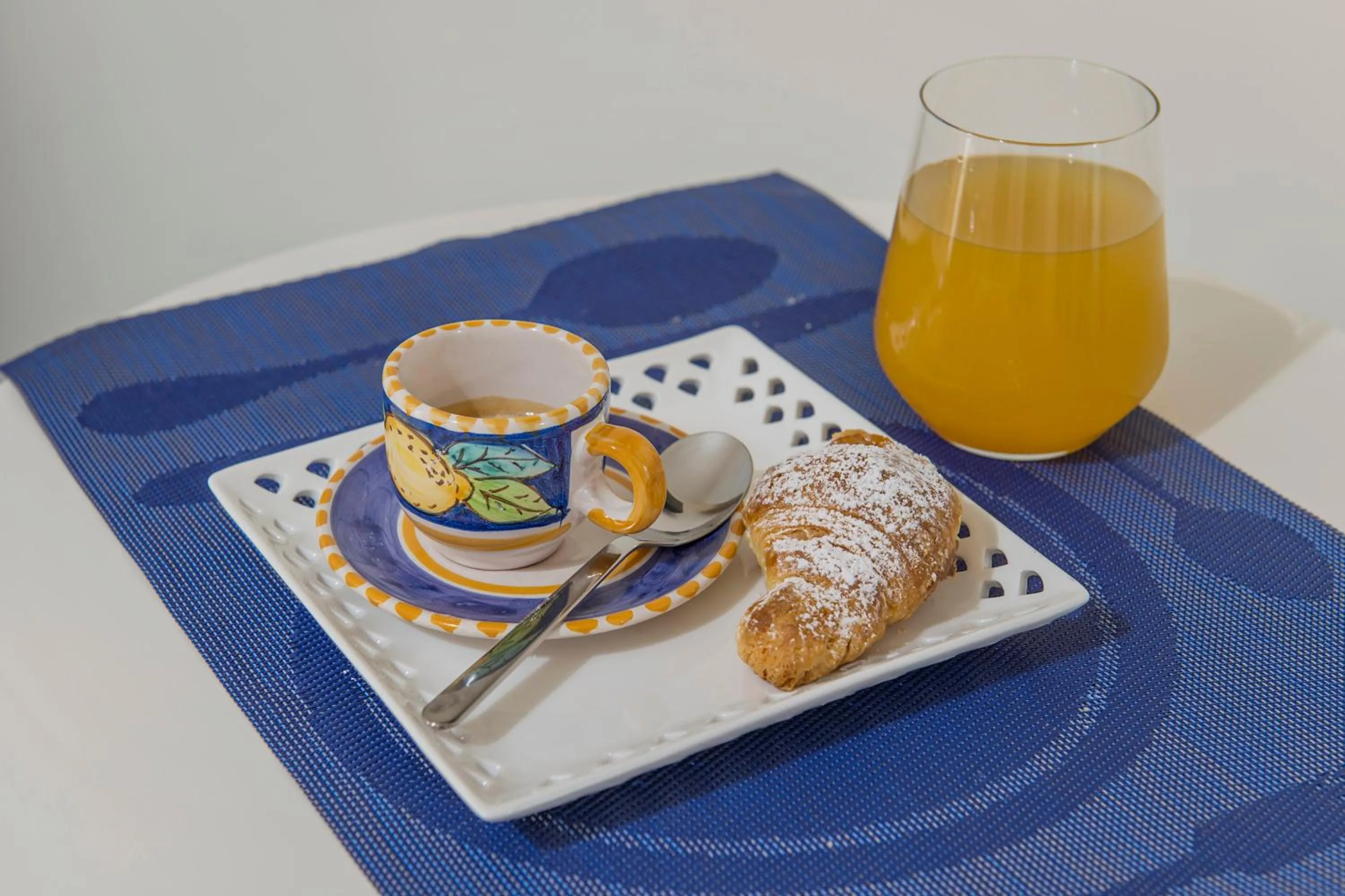 Decorative detail in Ad Maiora