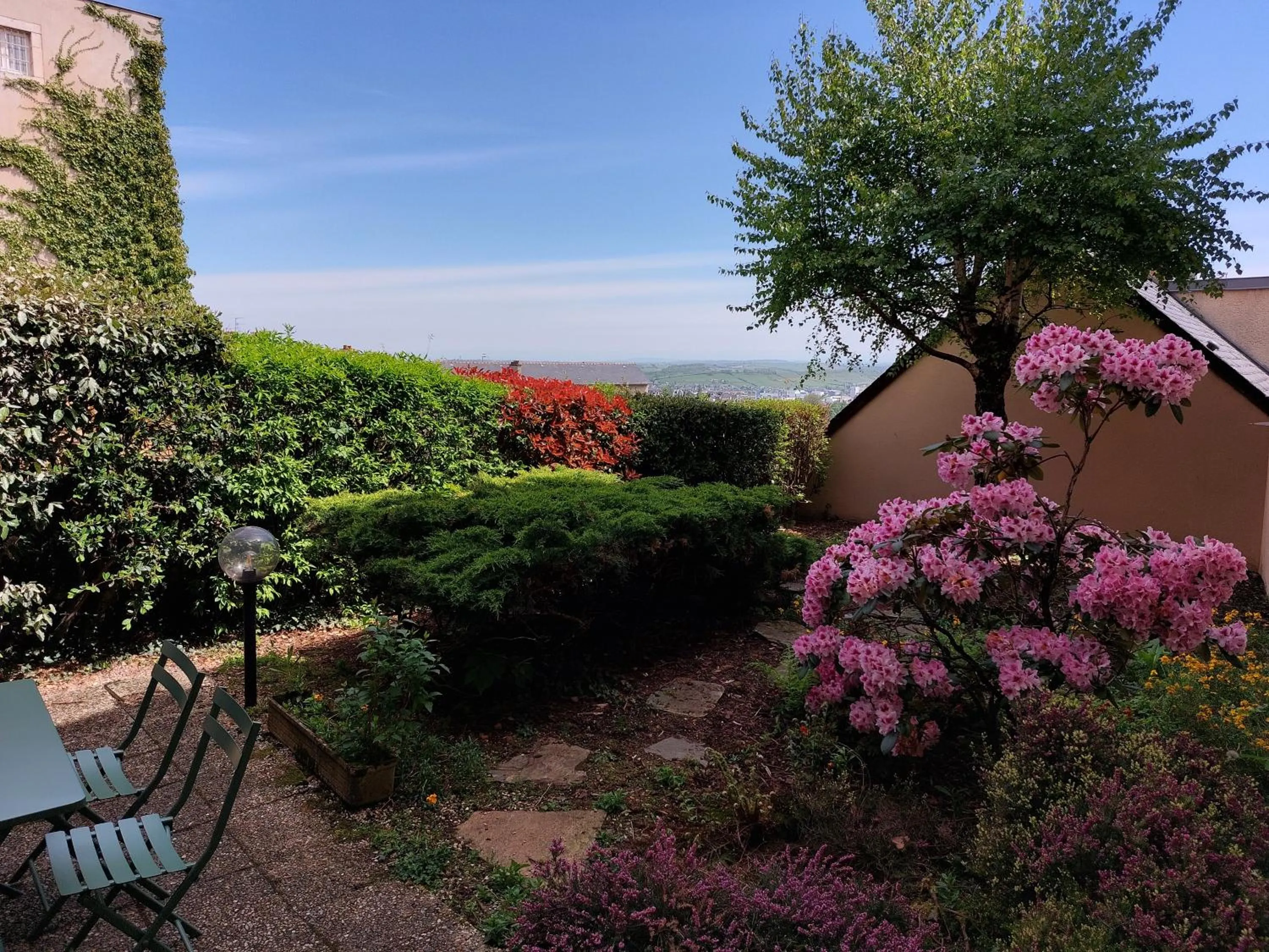 Garden view in Le DenysPuech 55m2 plein centre avec jardin!
