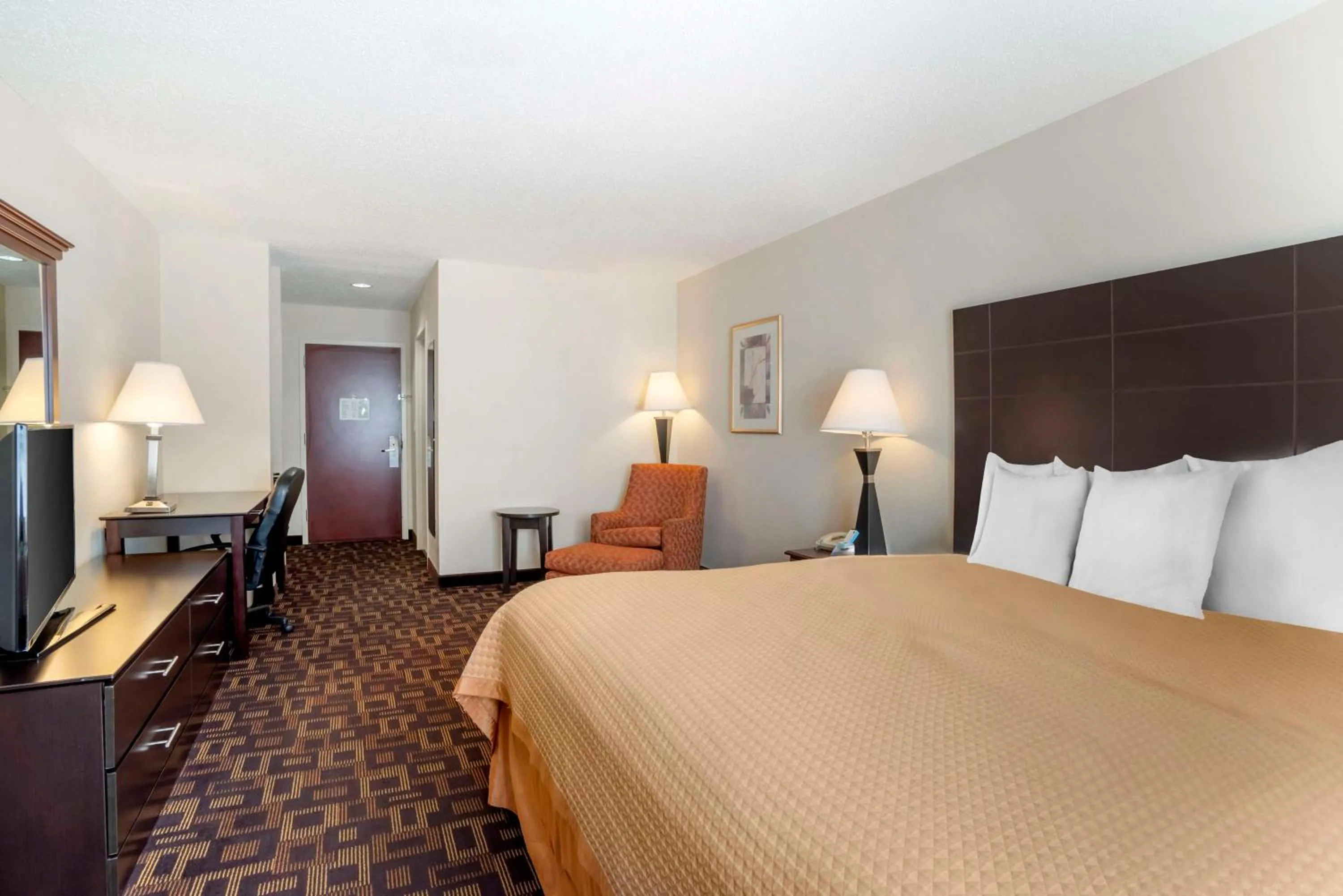 Bedroom, Bed in Best Western Carowinds