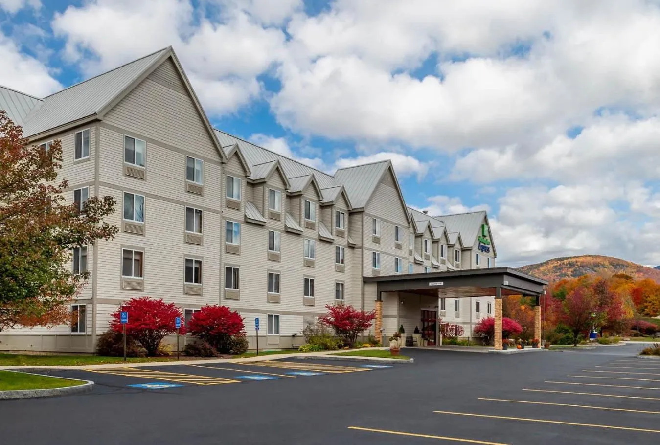 Property building in Holiday Inn Express & Suites - Lincoln East - White Mountains by IHG