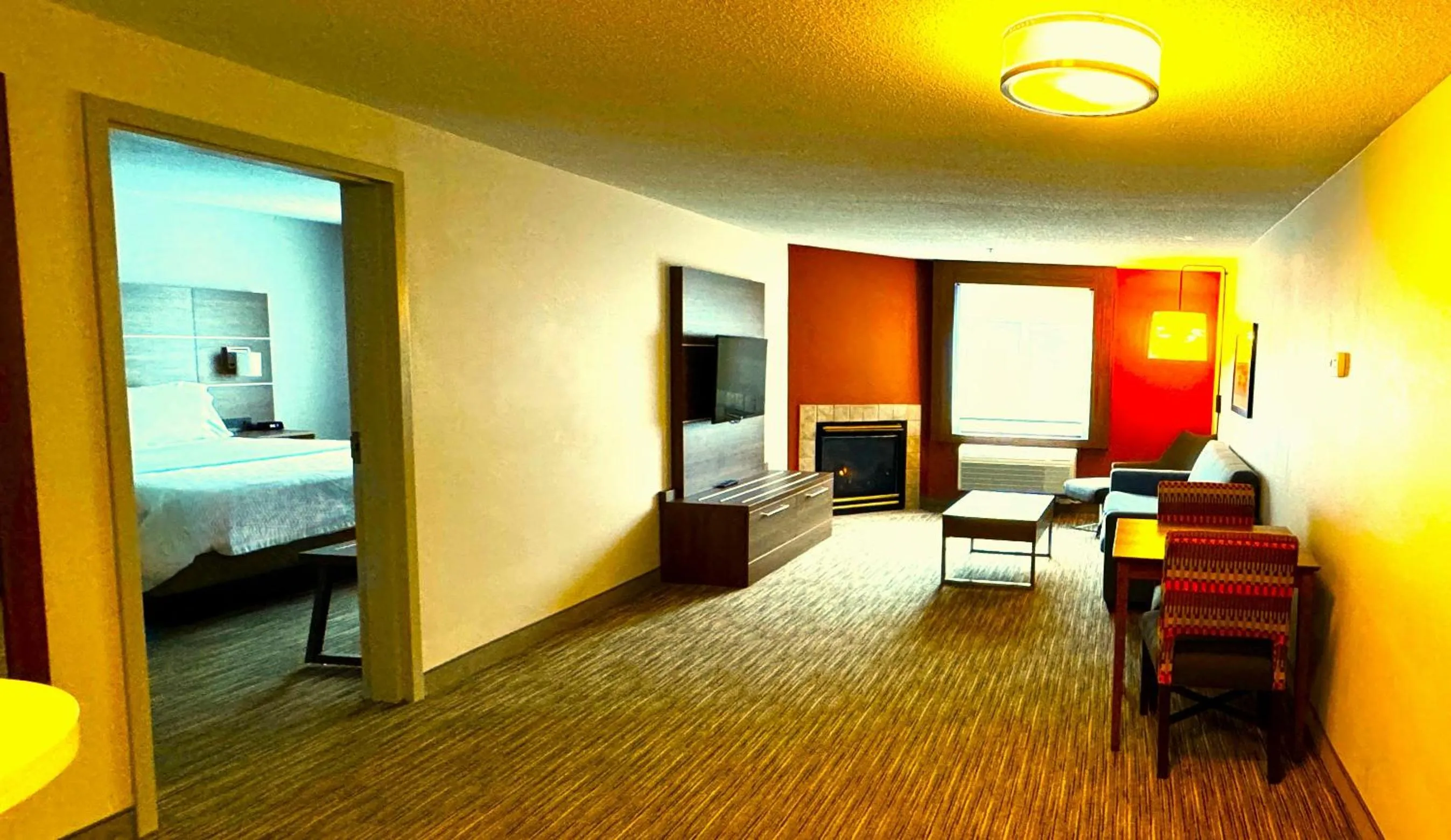 Living room, Bed in Holiday Inn Express & Suites - Lincoln East - White Mountains by IHG