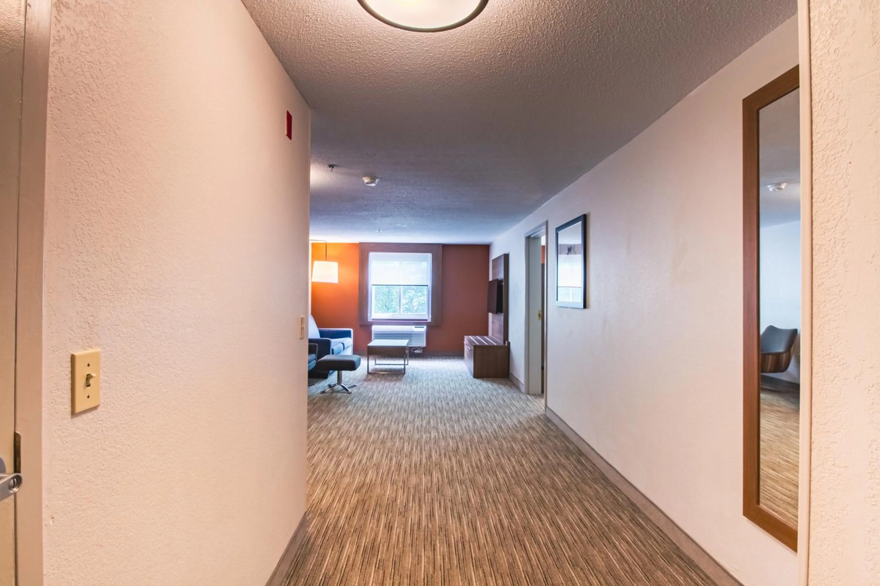 Living room in Holiday Inn Express & Suites - Lincoln East - White Mountains by IHG