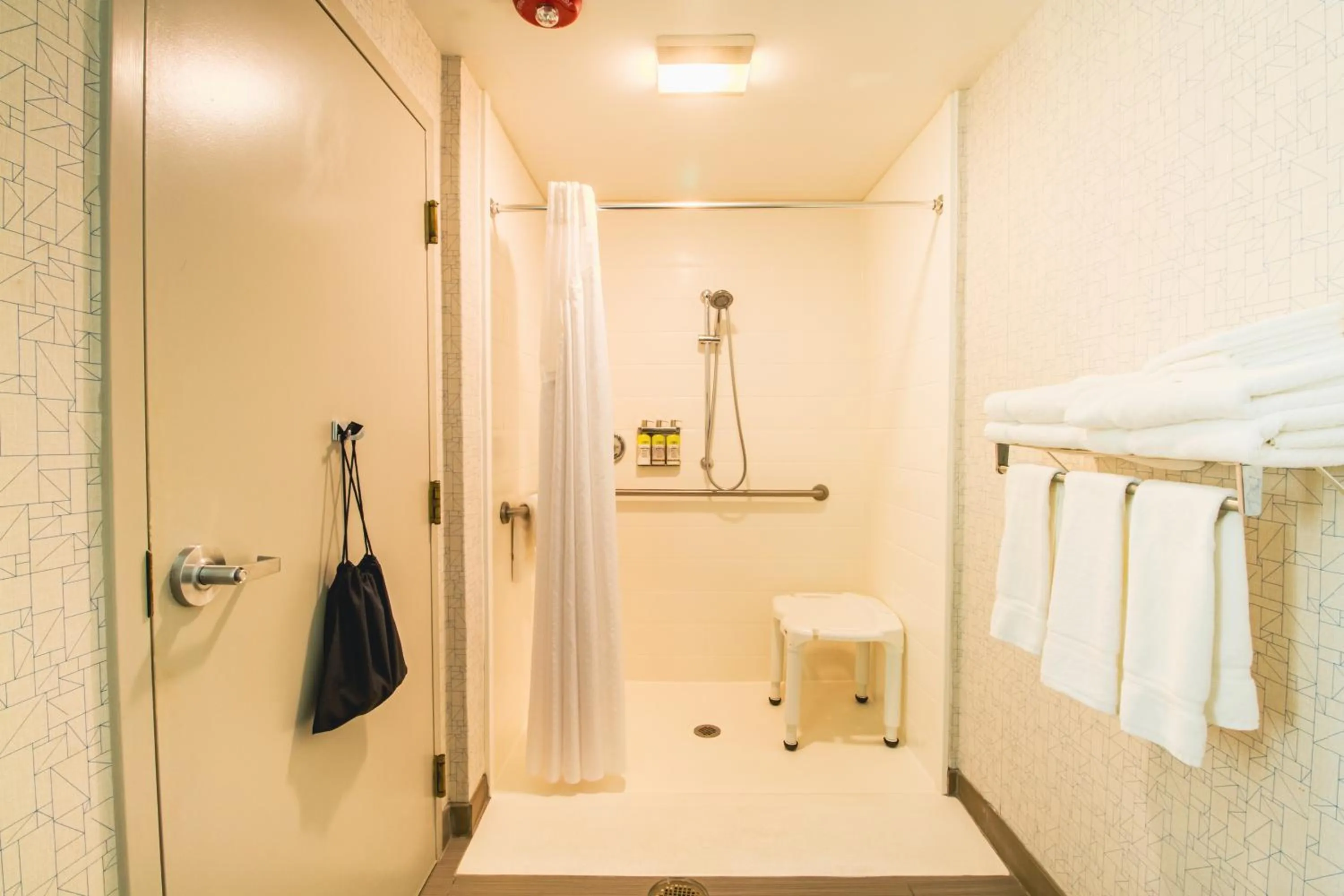 Bathroom in Holiday Inn Express & Suites - Lincoln East - White Mountains by IHG