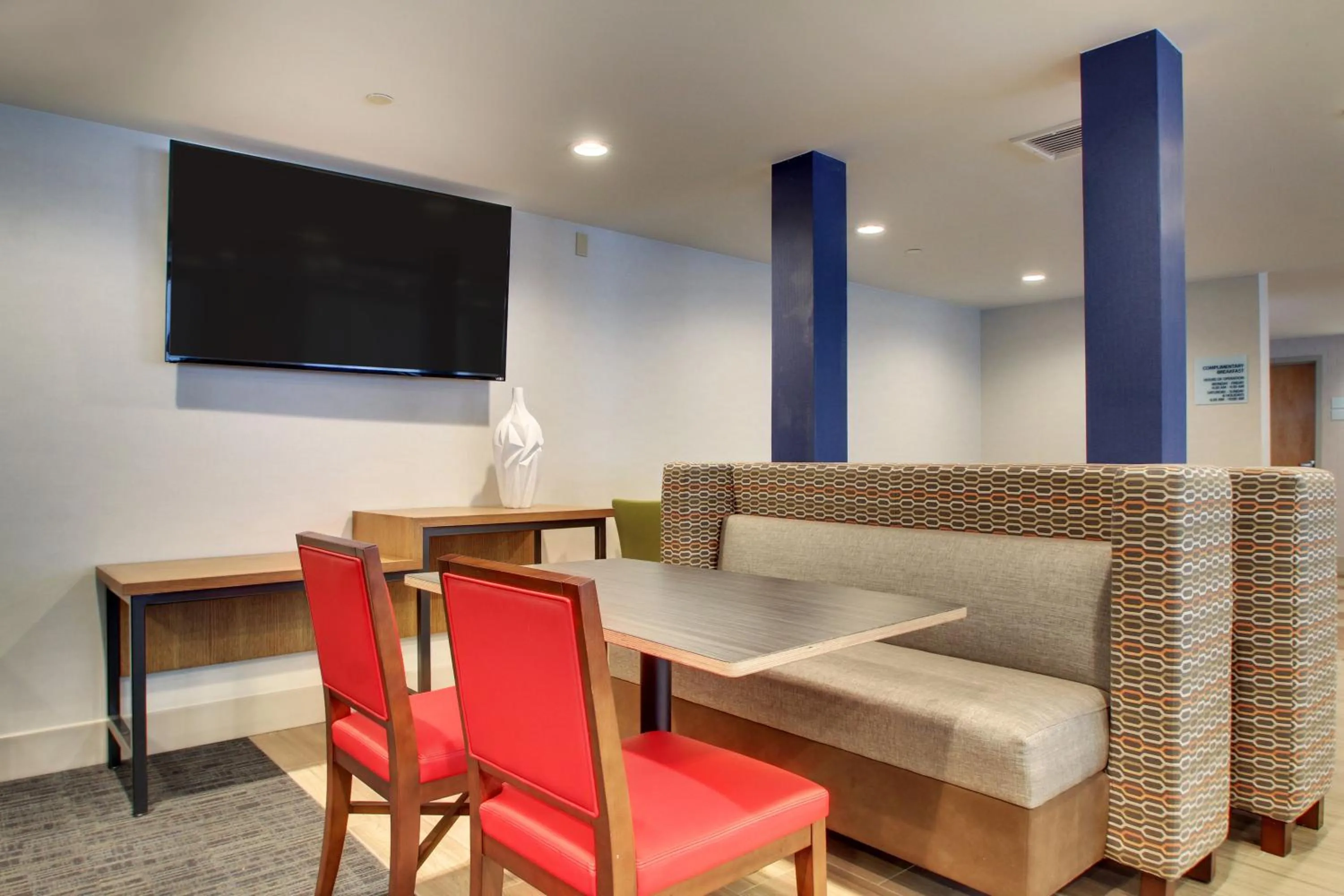 Property building in Holiday Inn Express & Suites - Lincoln East - White Mountains by IHG