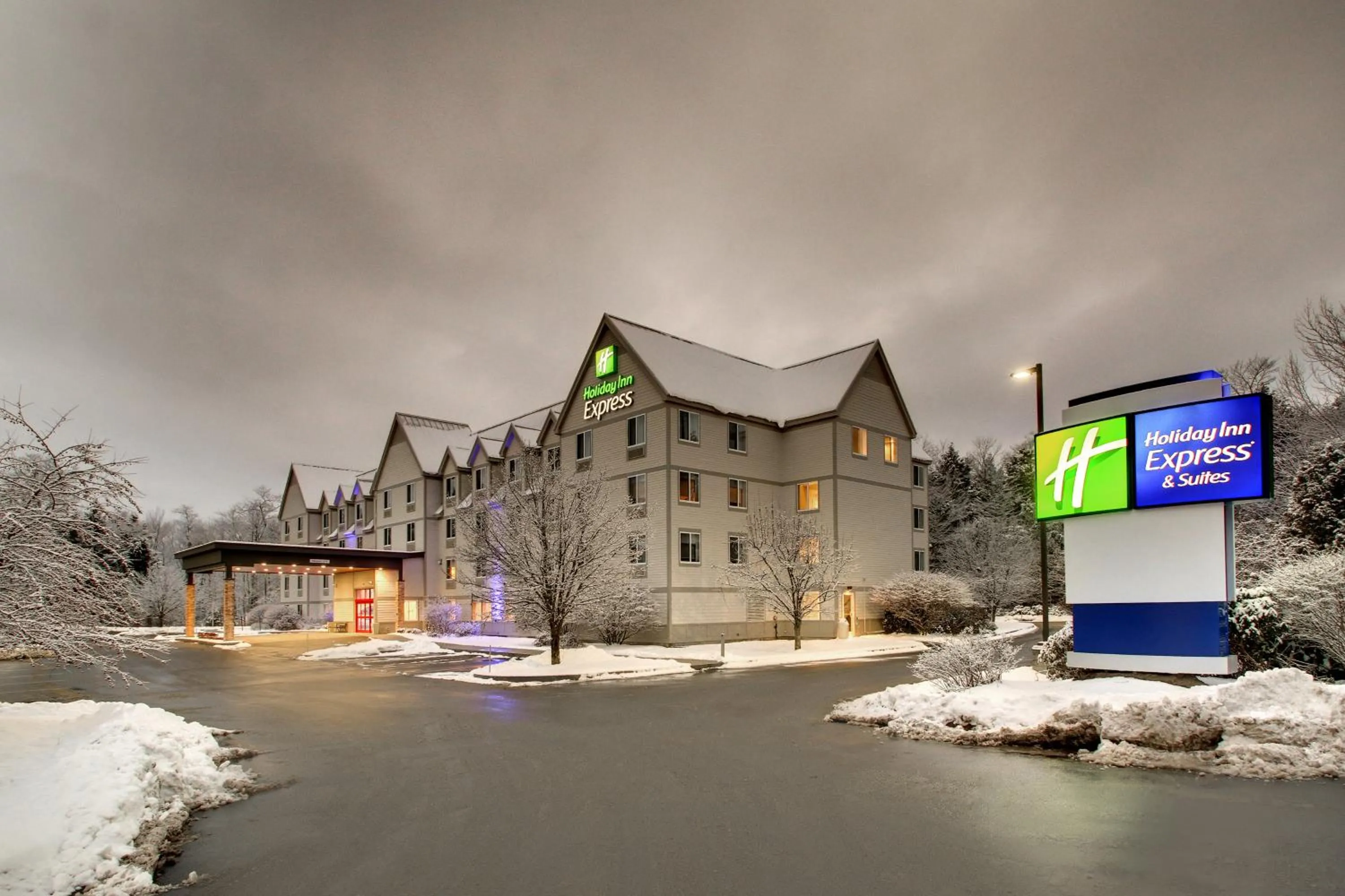 Property building in Holiday Inn Express & Suites - Lincoln East - White Mountains by IHG