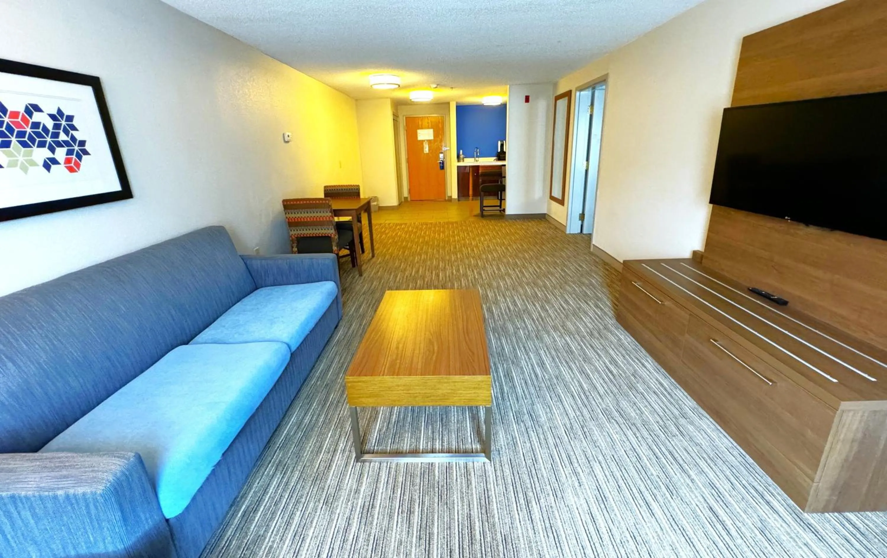 Living room in Holiday Inn Express & Suites - Lincoln East - White Mountains by IHG