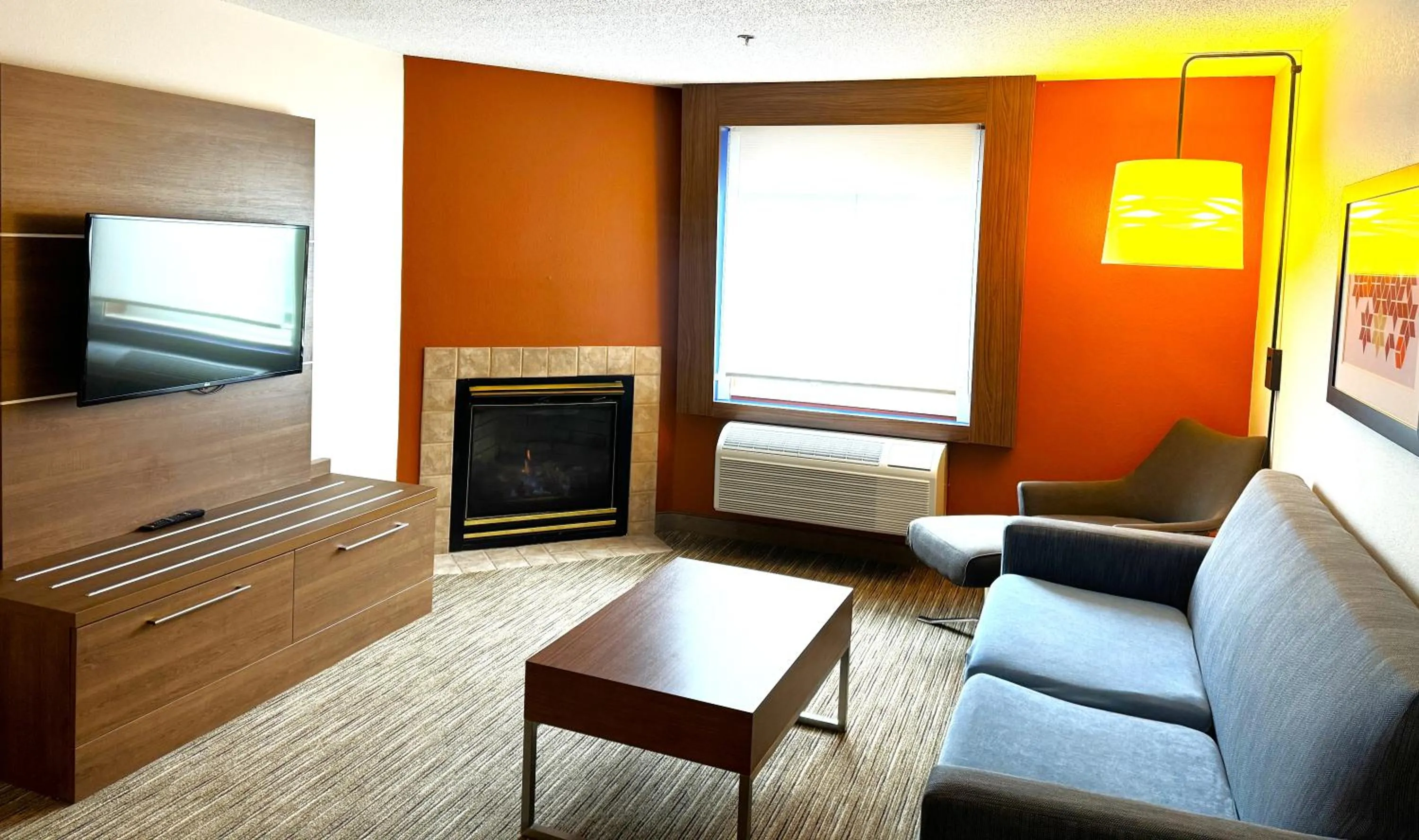 TV and multimedia in Holiday Inn Express & Suites - Lincoln East - White Mountains by IHG