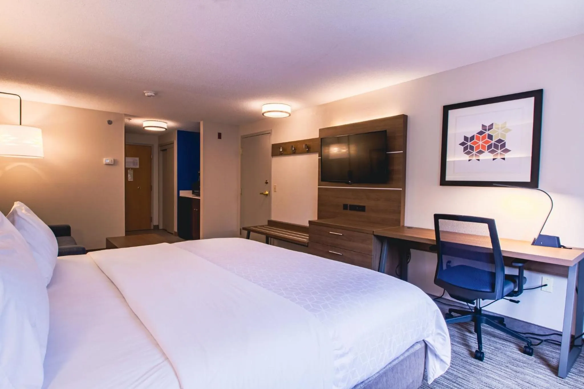 Photo of the whole room, Bed in Holiday Inn Express & Suites - Lincoln East - White Mountains by IHG