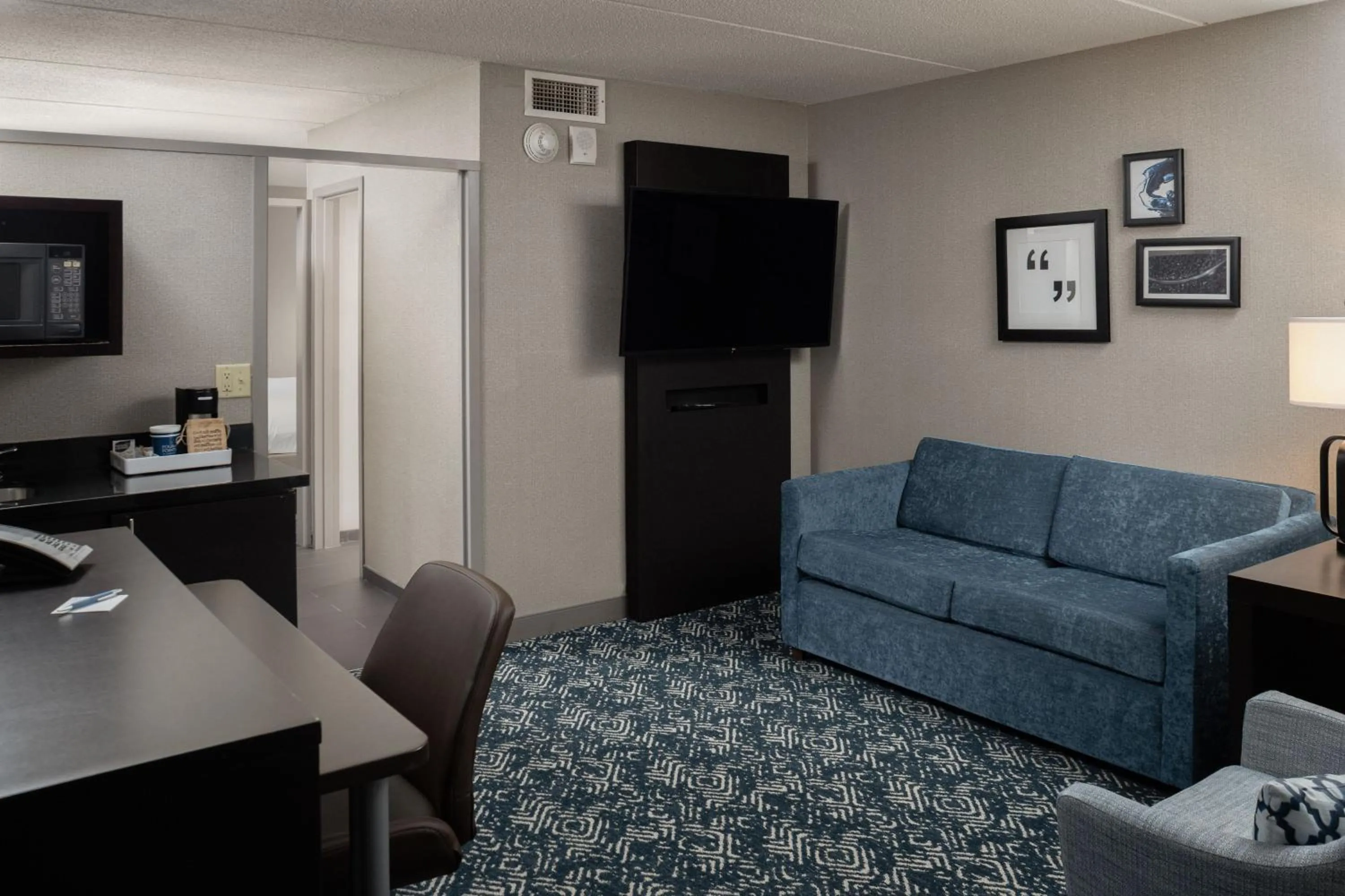 Living room in Four Points by Sheraton Milwaukee North Shore