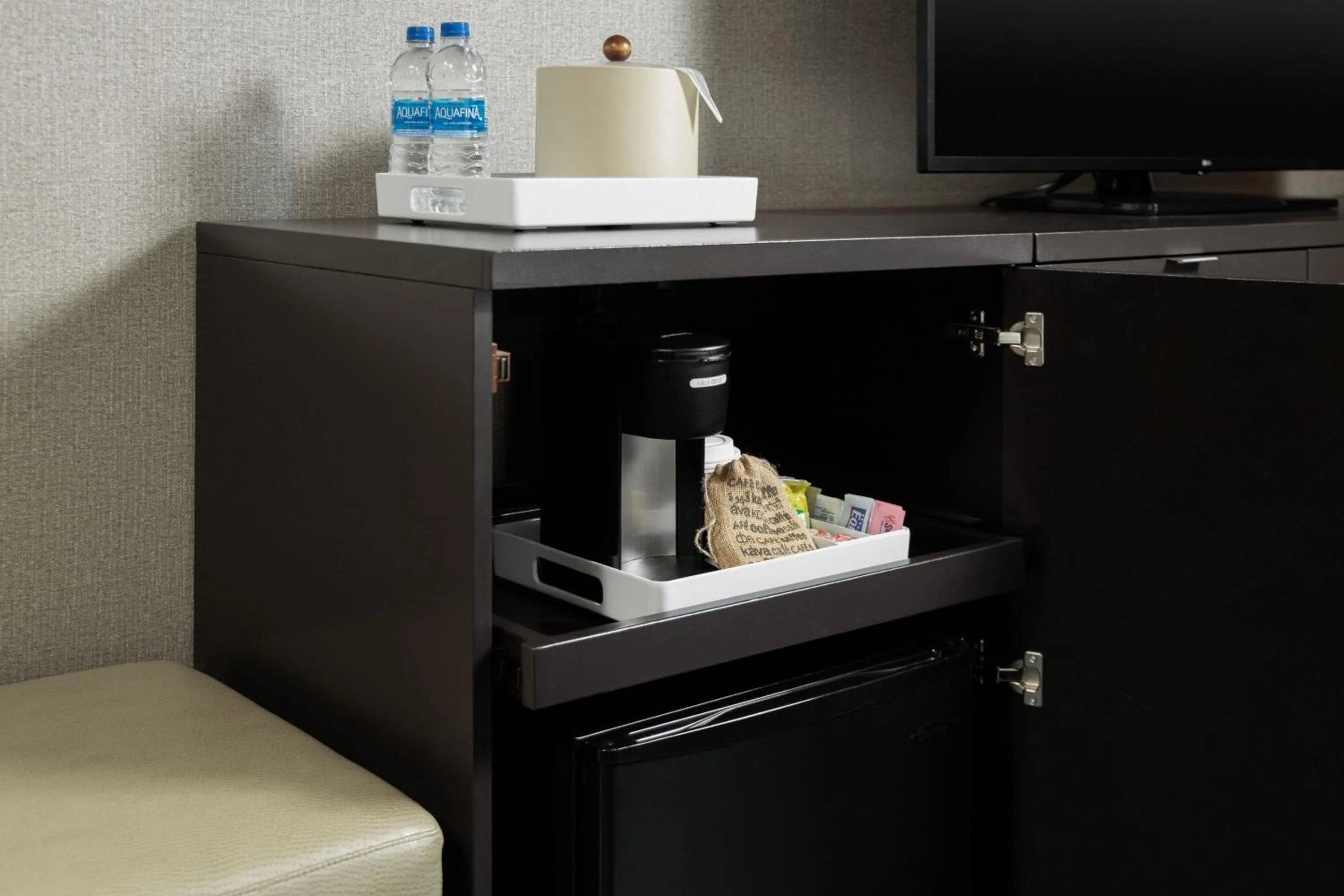 Photo of the whole room in Four Points by Sheraton Milwaukee North Shore