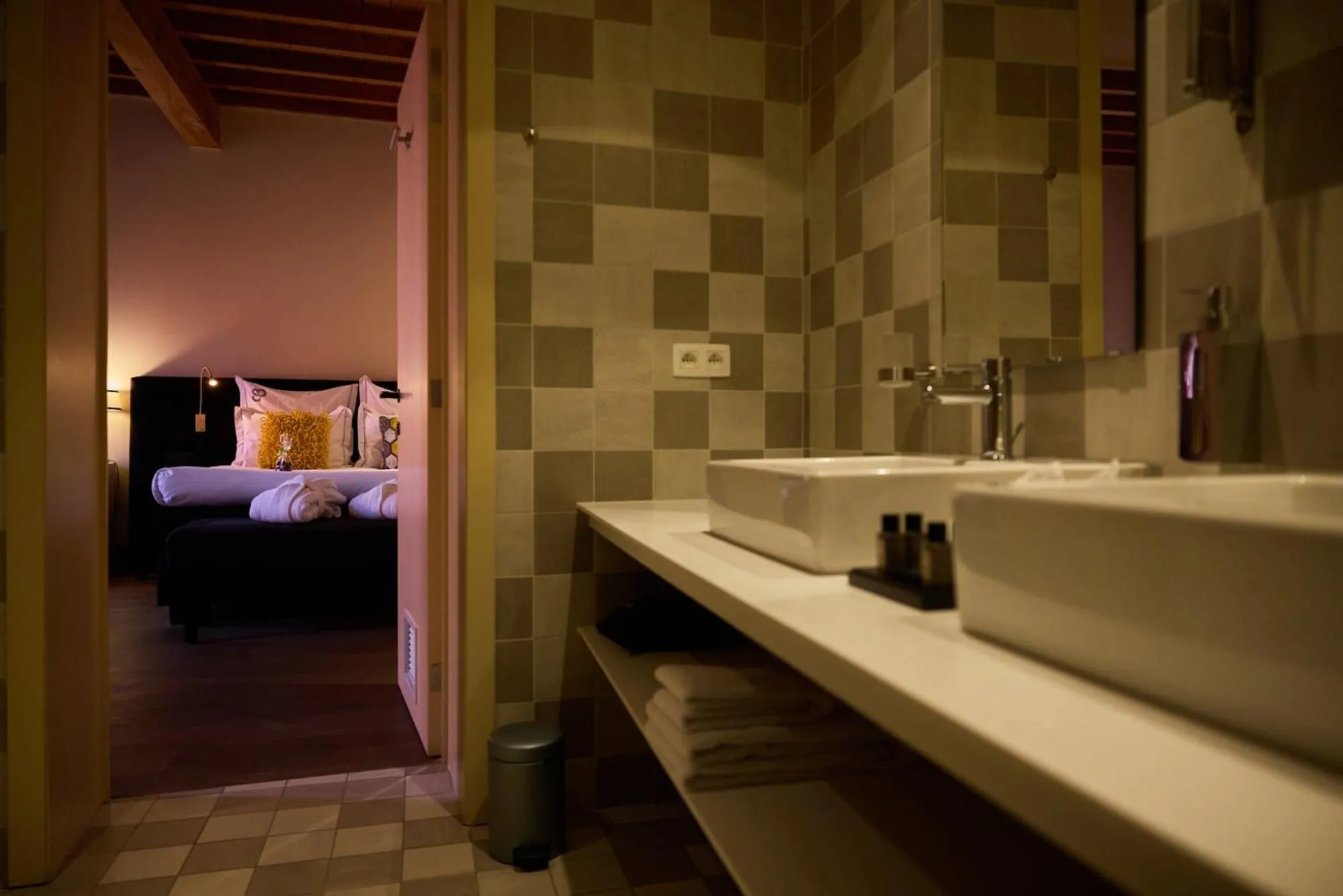 Bathroom, Bed in B&B Huize Briers