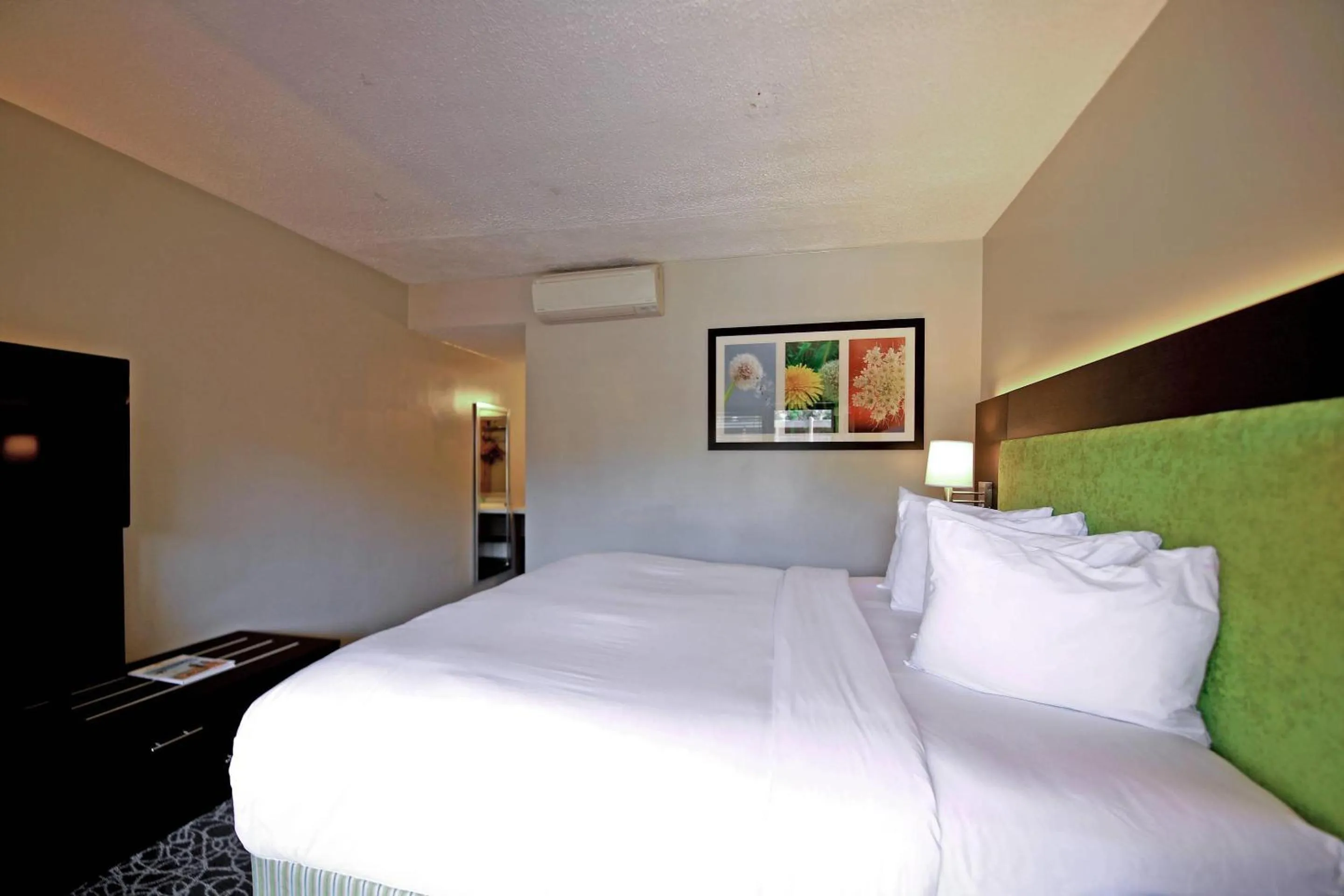 Bedroom, Bed in El Sendero Inn, an Ascend Collection Hotel