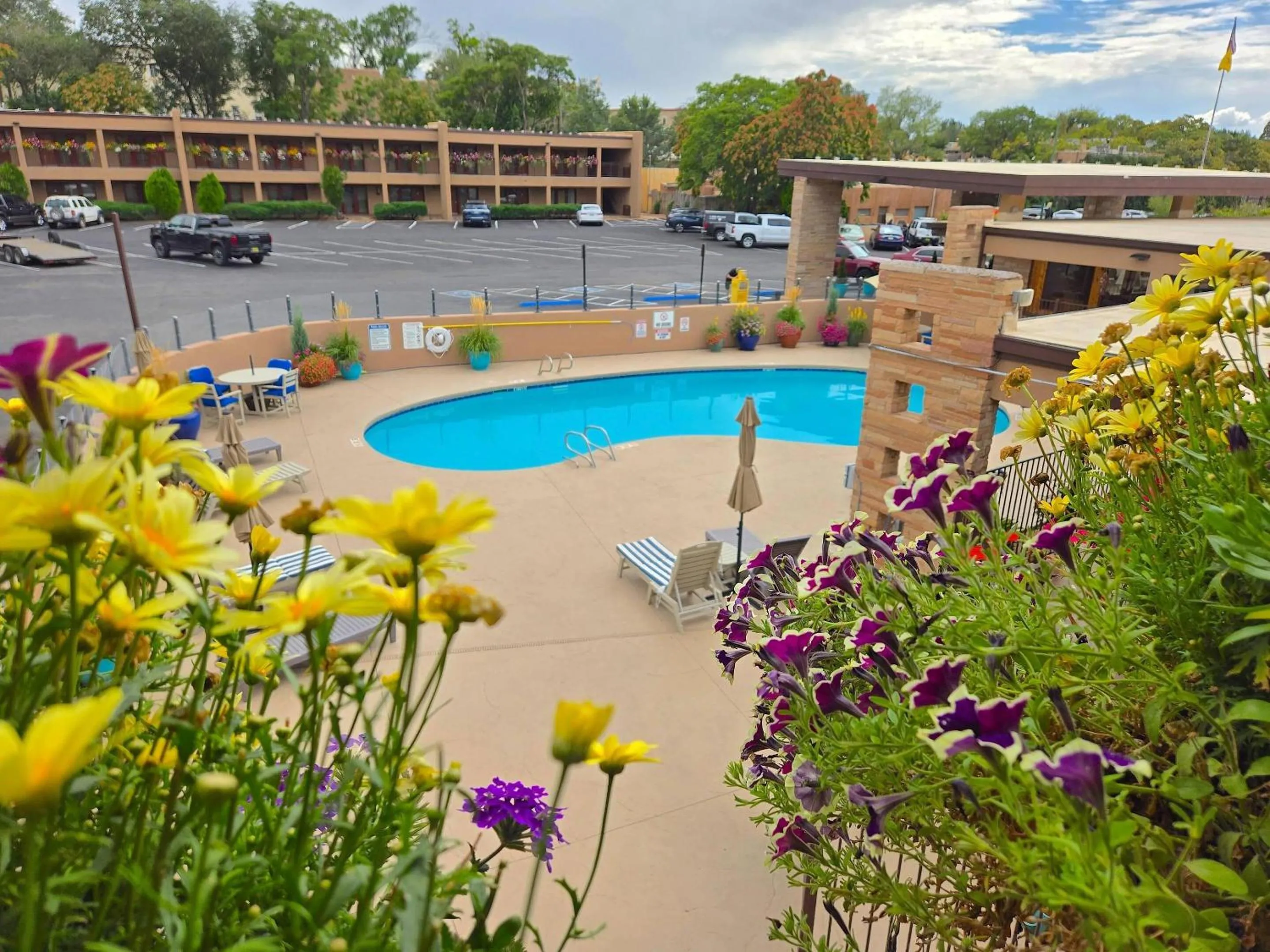 Swimming pool in El Sendero Inn, an Ascend Collection Hotel