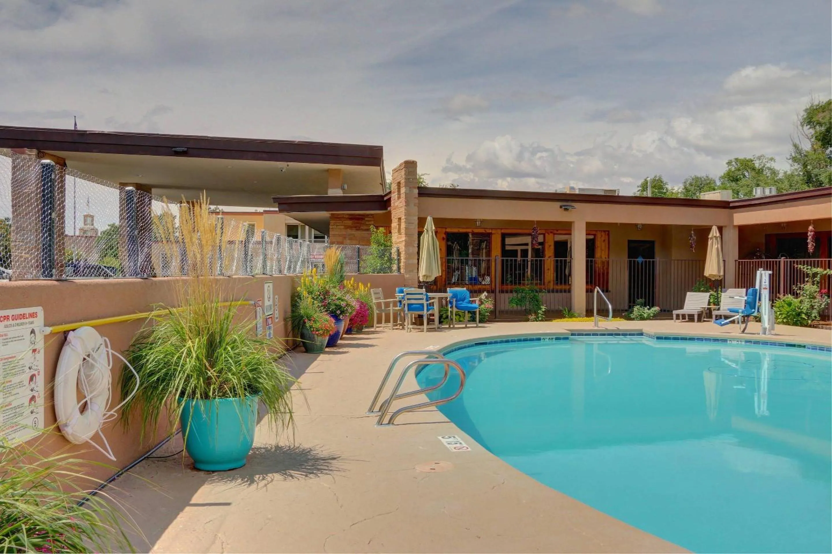 Swimming pool in El Sendero Inn, an Ascend Collection Hotel
