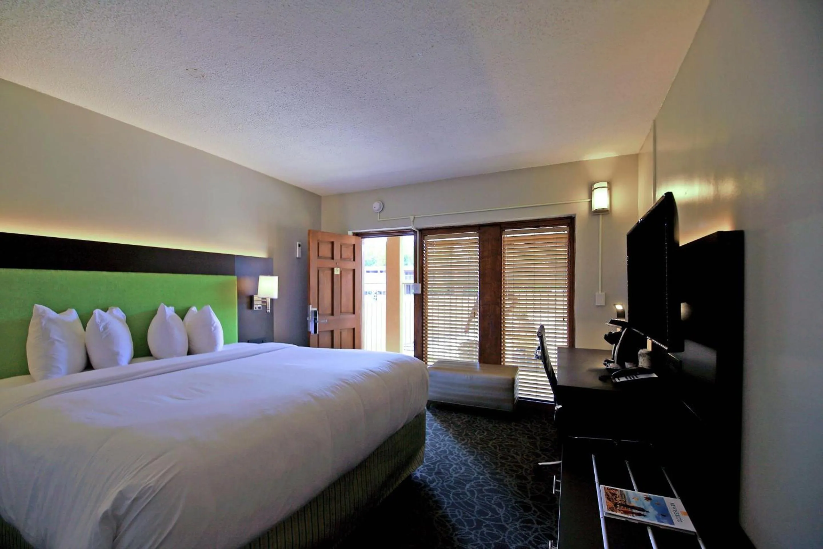 Bedroom, Bed in El Sendero Inn, an Ascend Collection Hotel