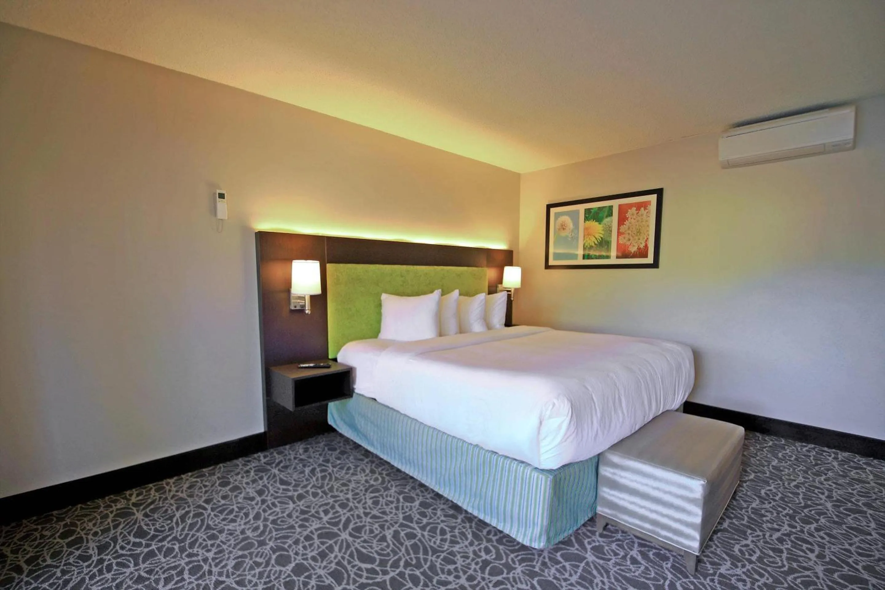 Bedroom, Bed in El Sendero Inn, an Ascend Collection Hotel