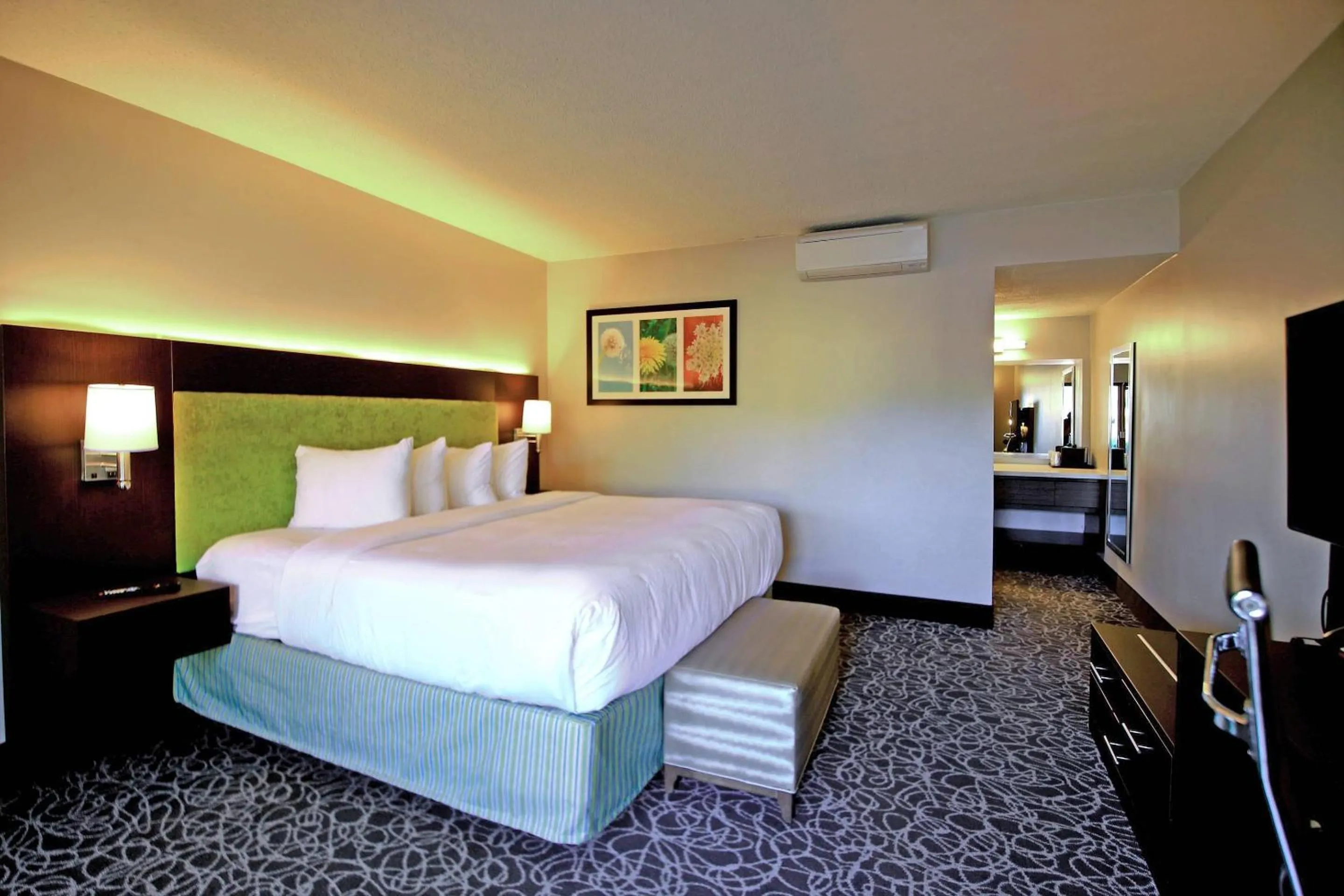 Bedroom, Bed in El Sendero Inn, an Ascend Collection Hotel