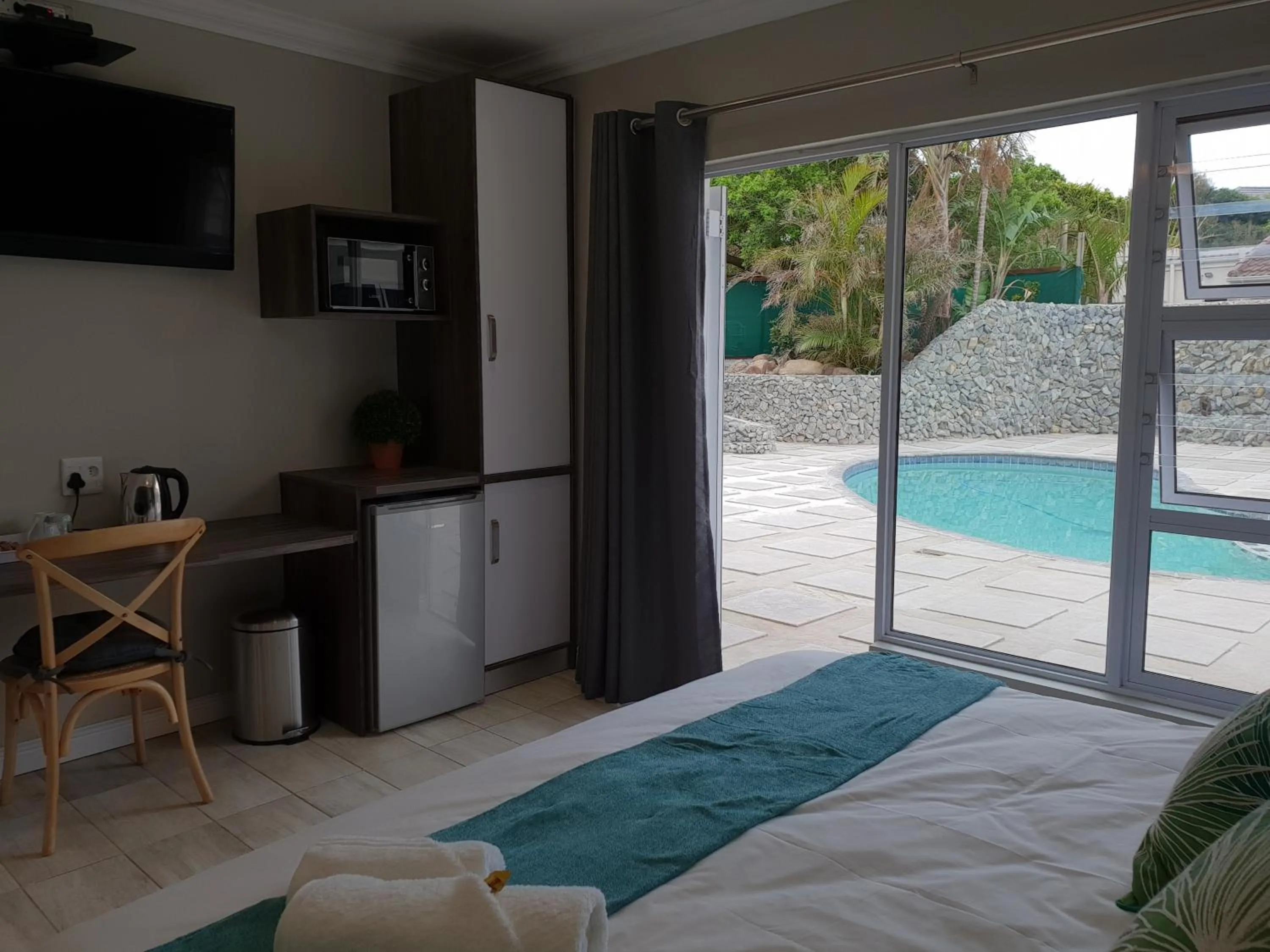 Pool view, Bed in Reef View BnB