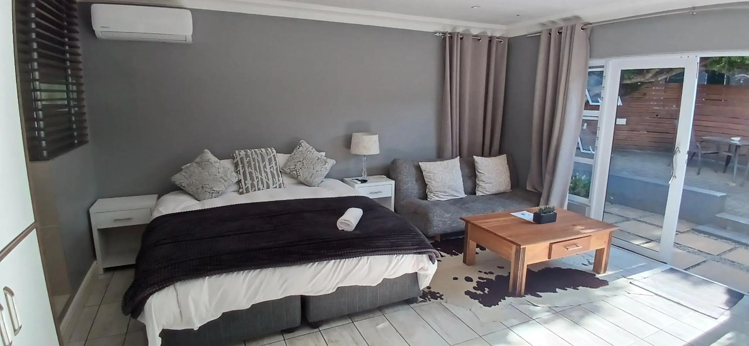 Seating area, Bed in Reef View BnB