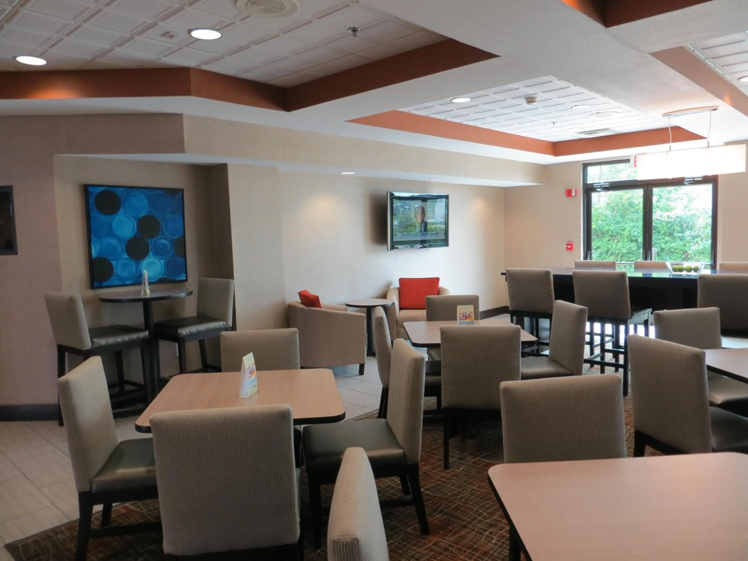 Communal lounge/ TV room in Country Inn & Suites by Radisson, Wolfchase-Memphis, TN