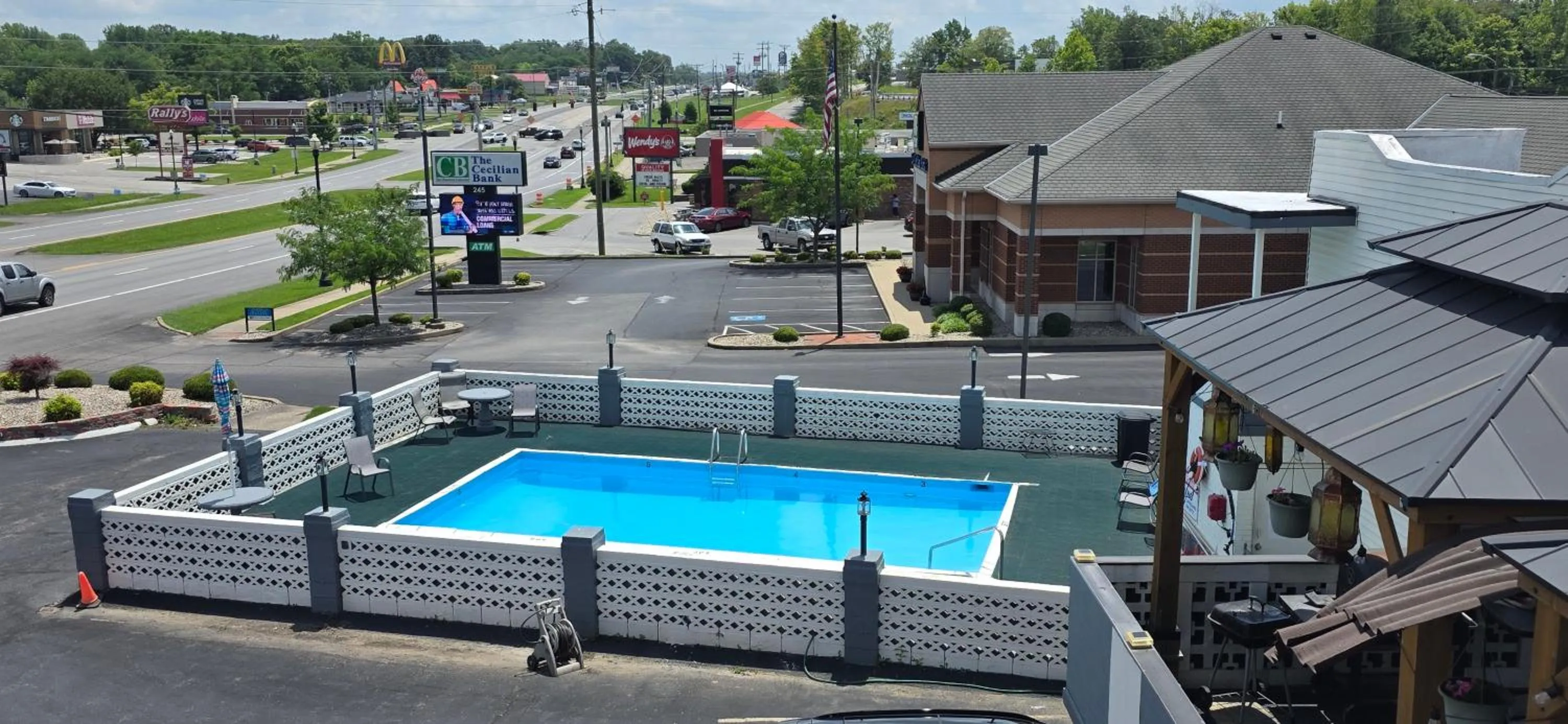 Swimming pool in Econo Lodge Fort Knox