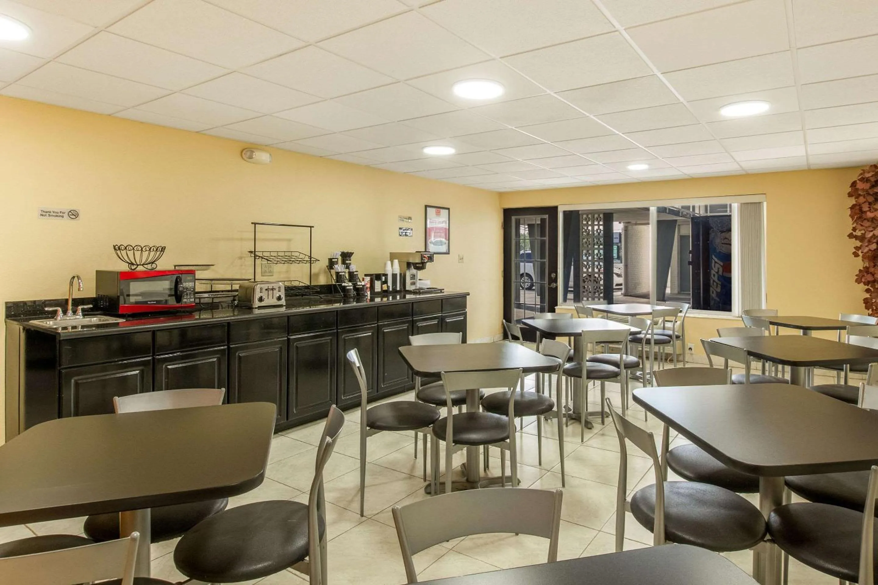 Breakfast in Econo Lodge Fort Knox