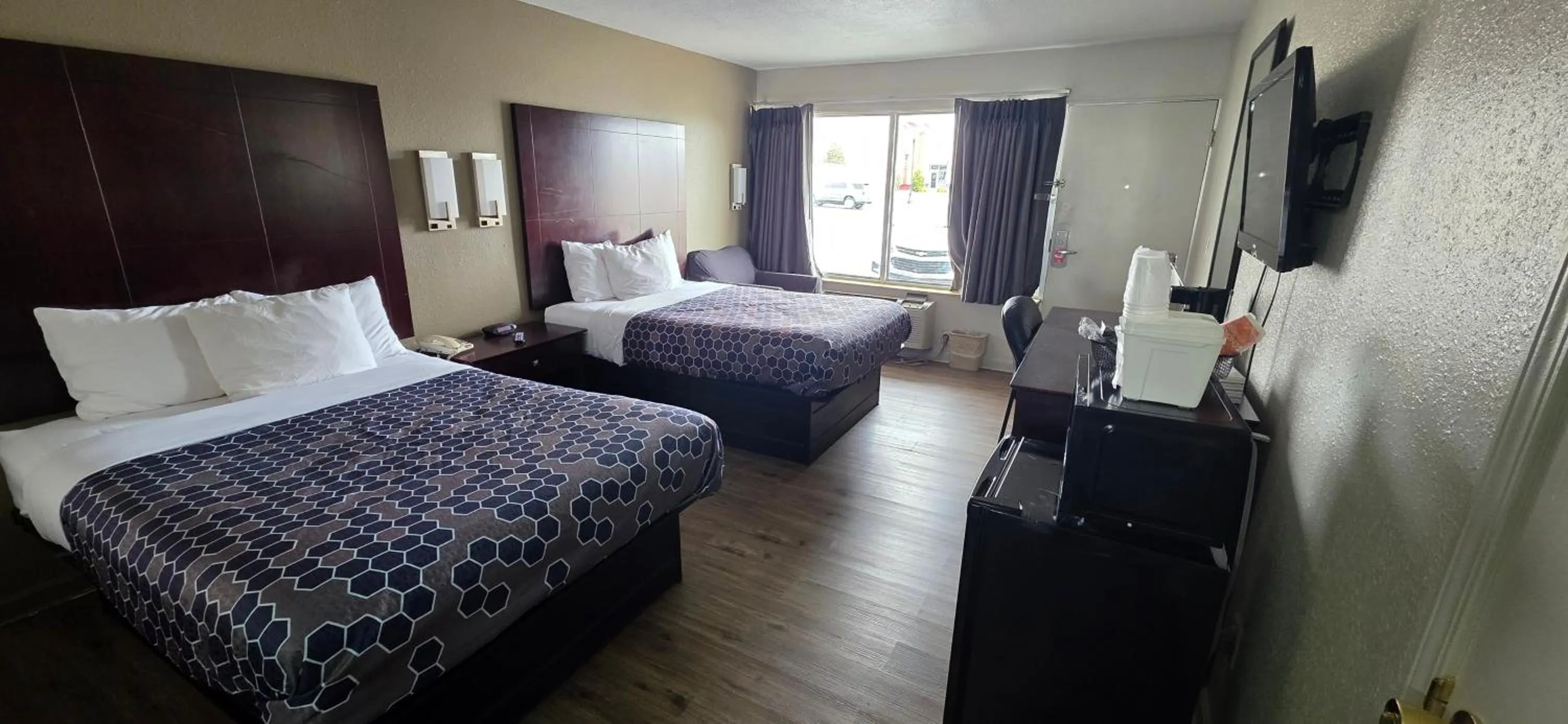 Photo of the whole room, Bed in Econo Lodge Fort Knox