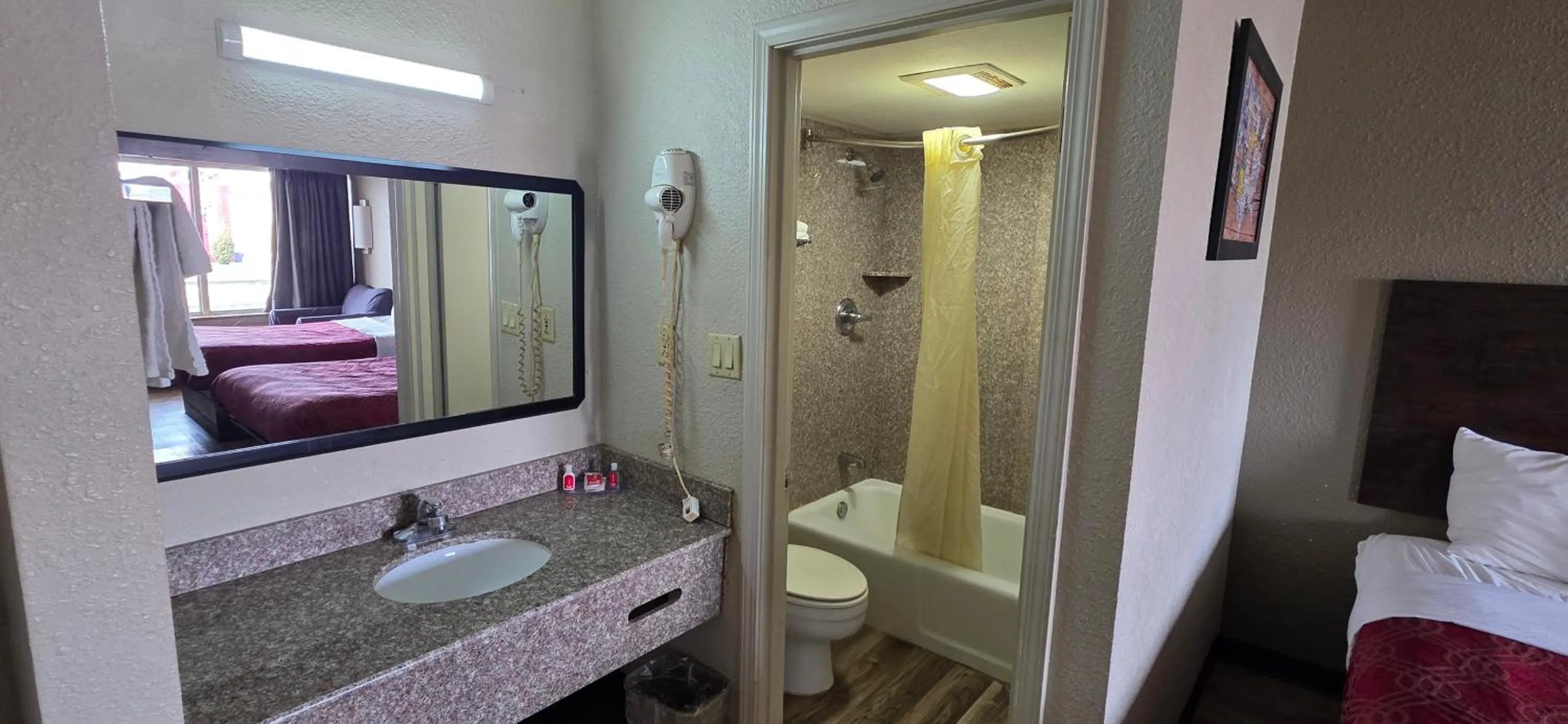 Bath in Econo Lodge Fort Knox