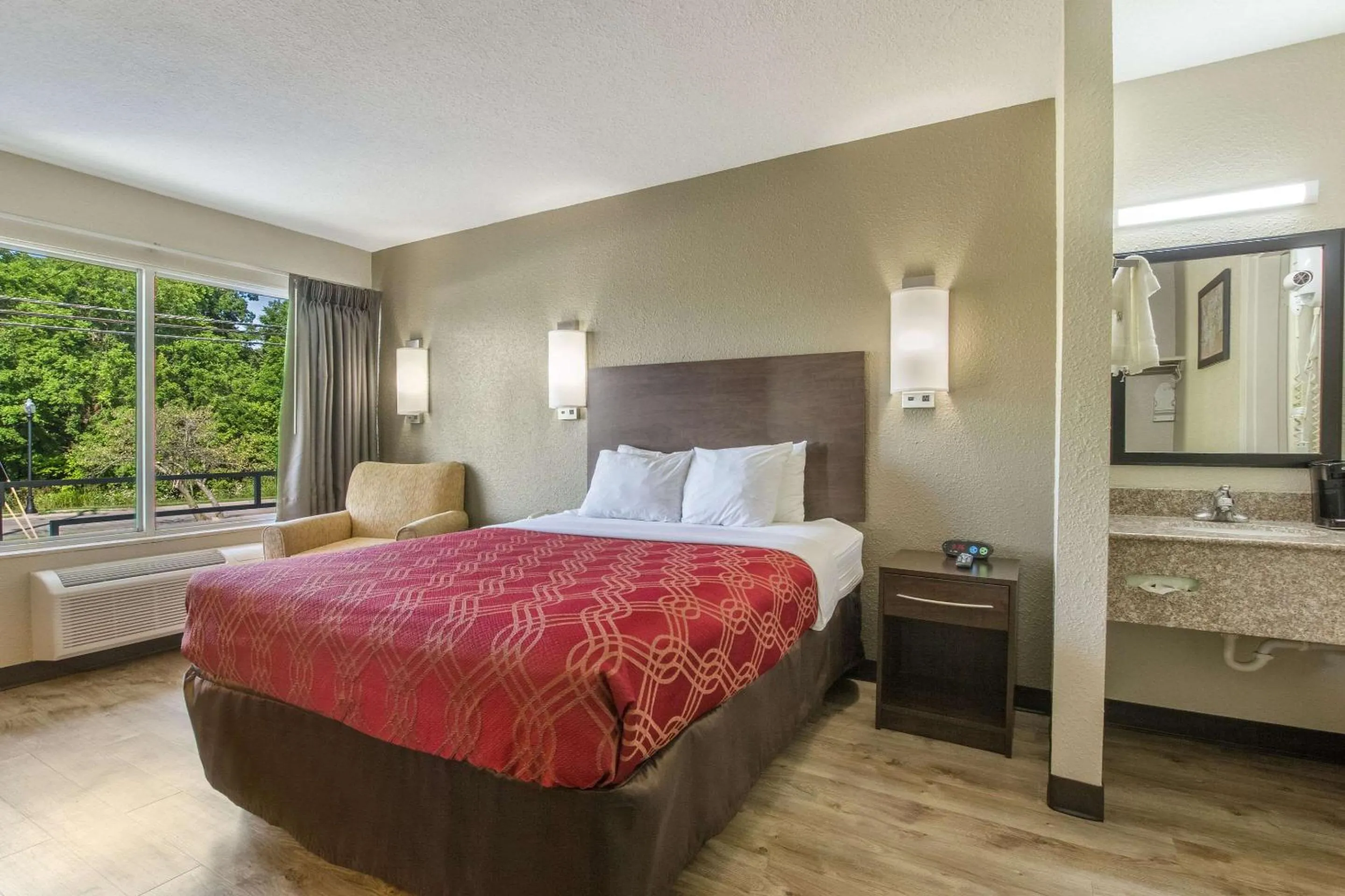 Bedroom, Bed in Econo Lodge Fort Knox