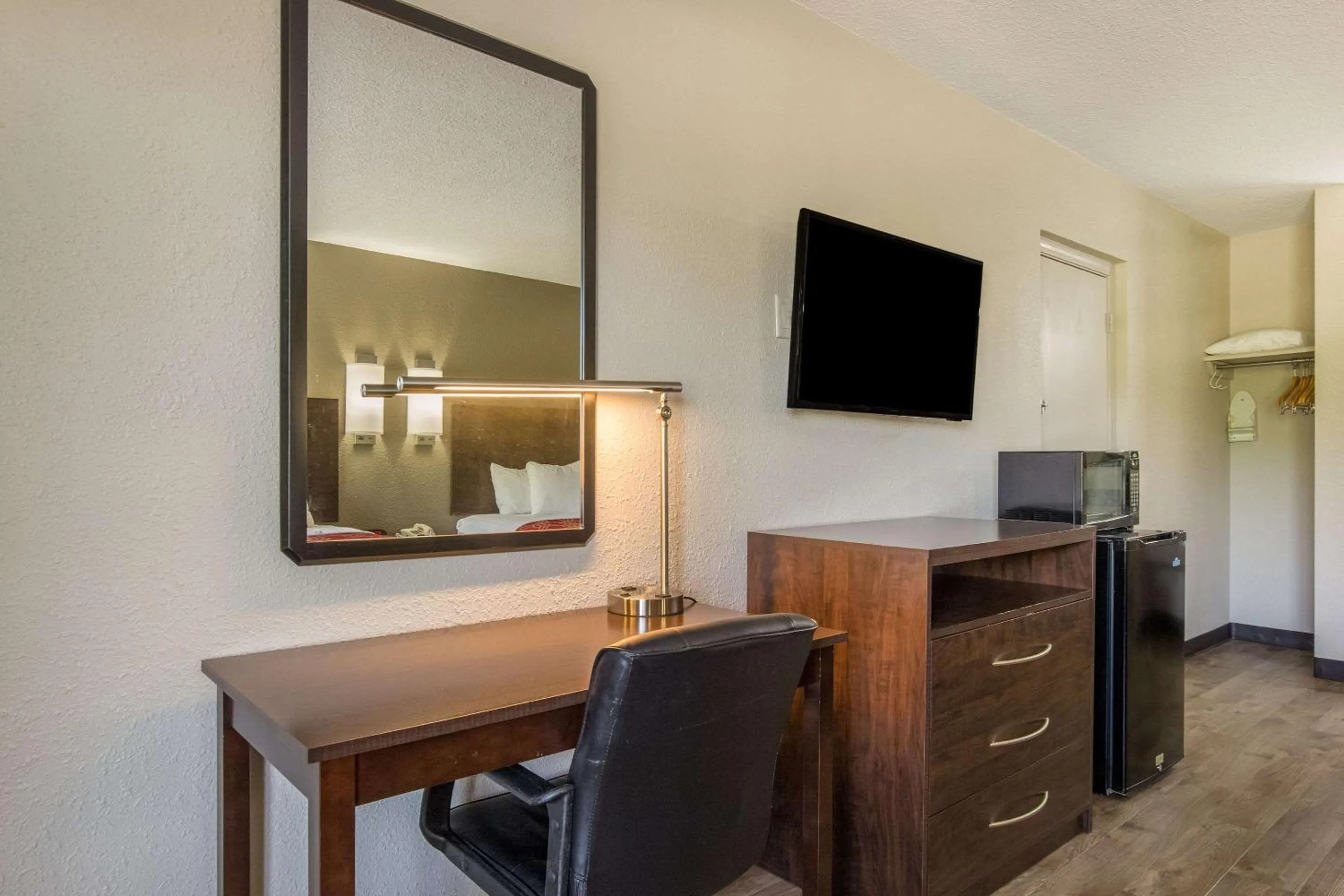 Bedroom in Econo Lodge Fort Knox