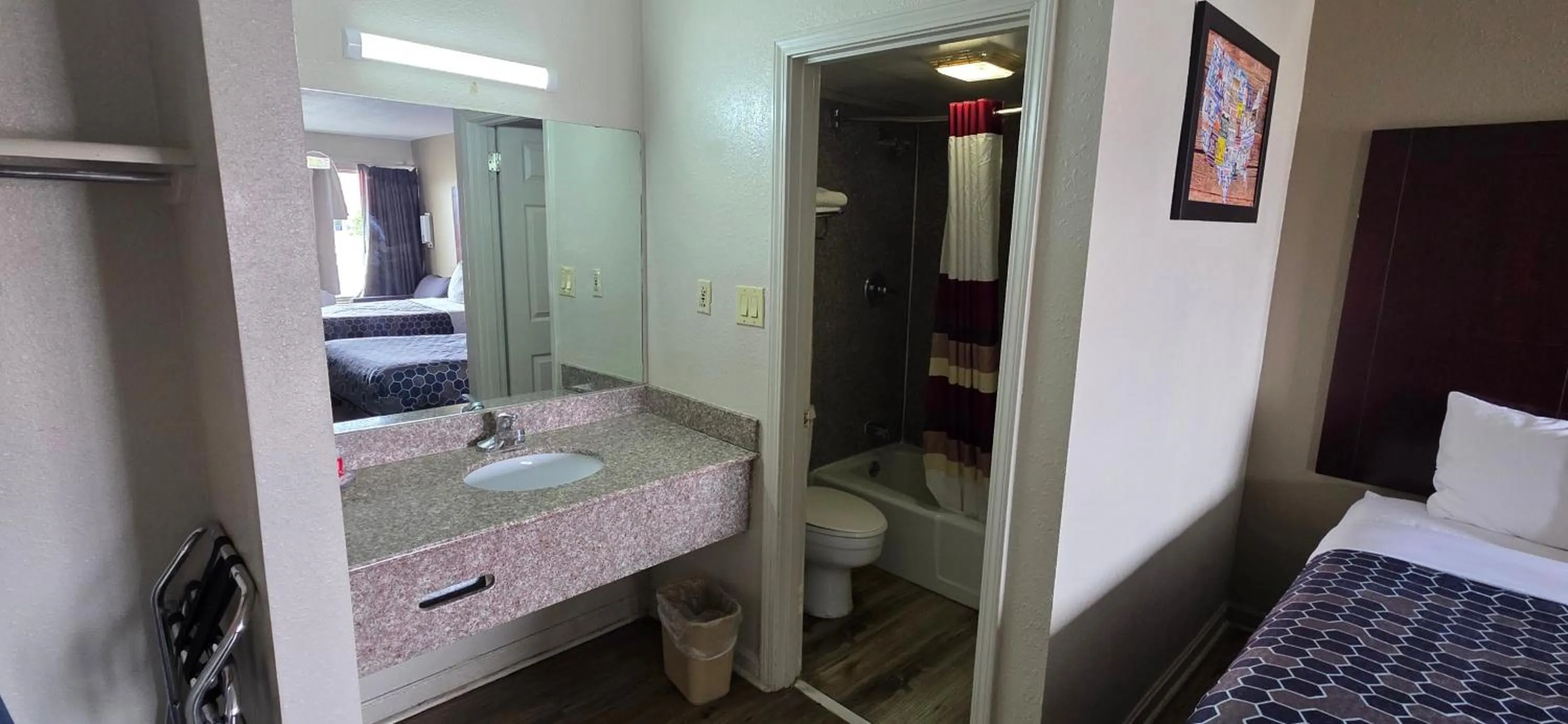 Bathroom, Bed in Econo Lodge Fort Knox