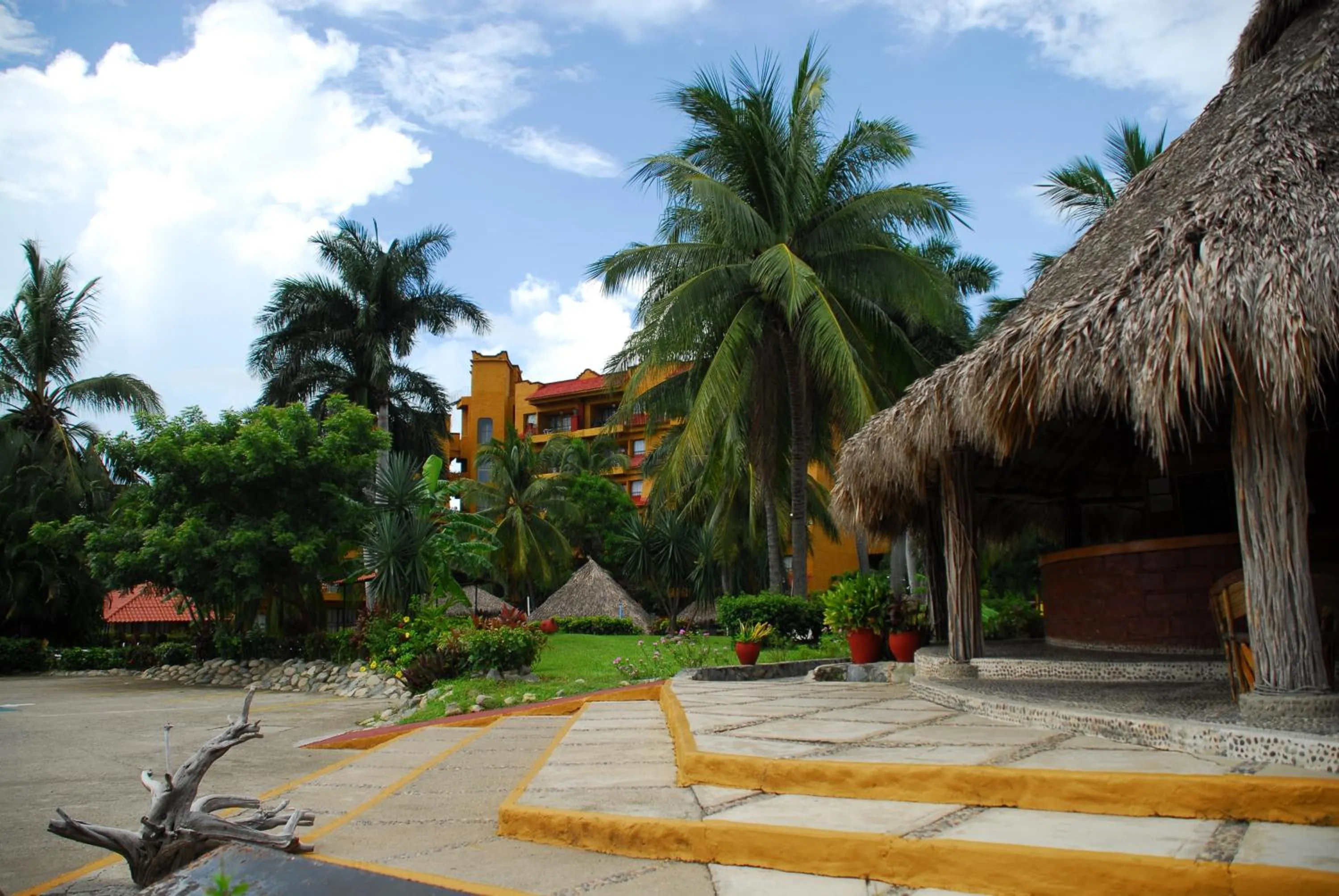 Facade/entrance in Hotel Puerta Del Mar Ixtapa