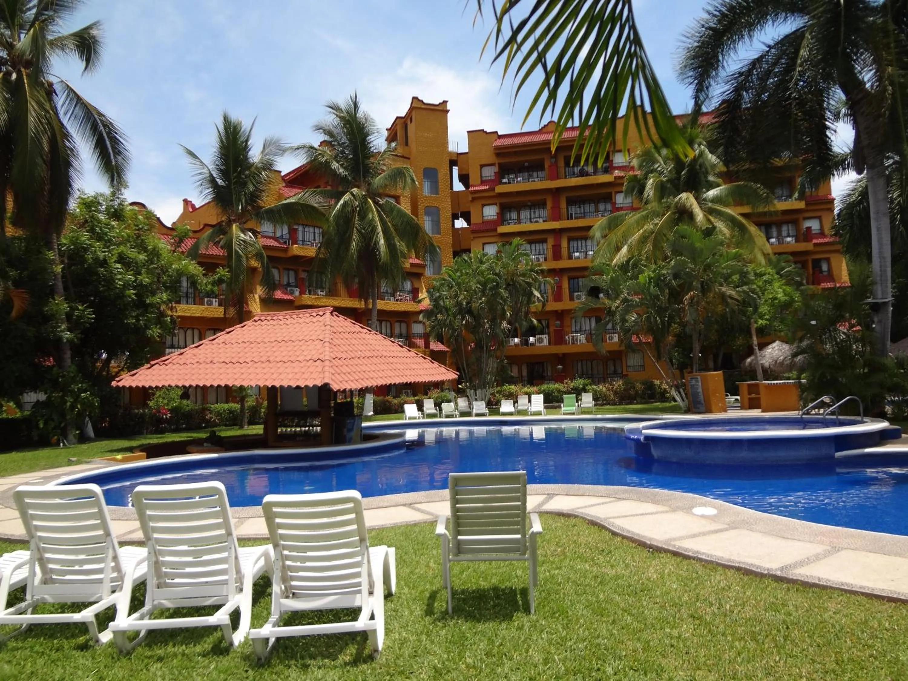Swimming pool in Hotel Puerta Del Mar Ixtapa