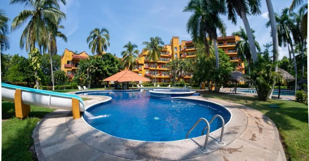 Swimming pool in Hotel Puerta Del Mar Ixtapa