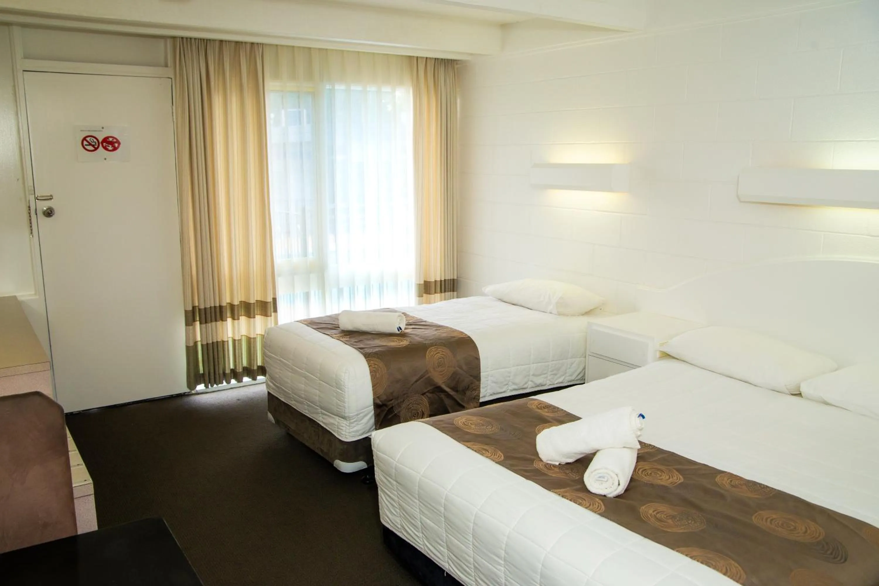 Living room, Bed in Ocean Views Motel Lakes Entrance