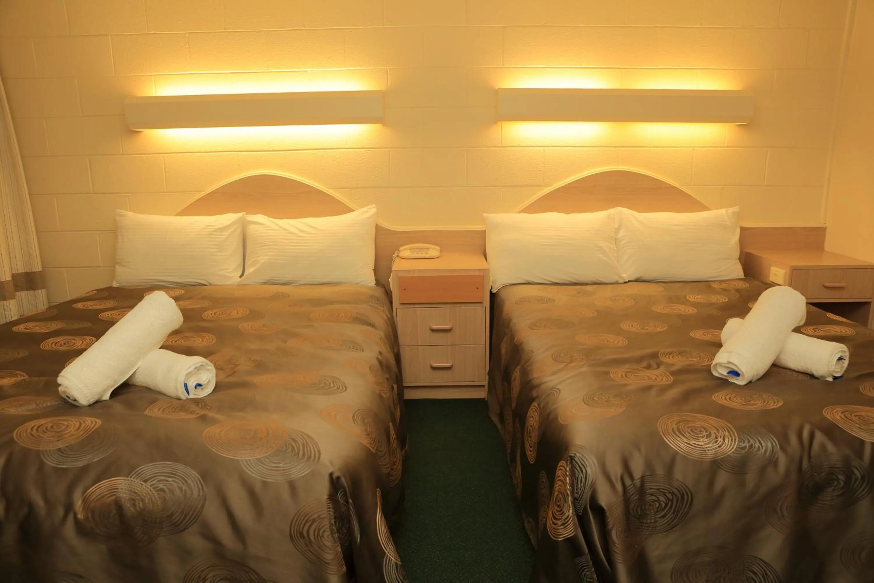 Photo of the whole room, Bed in Ocean Views Motel Lakes Entrance