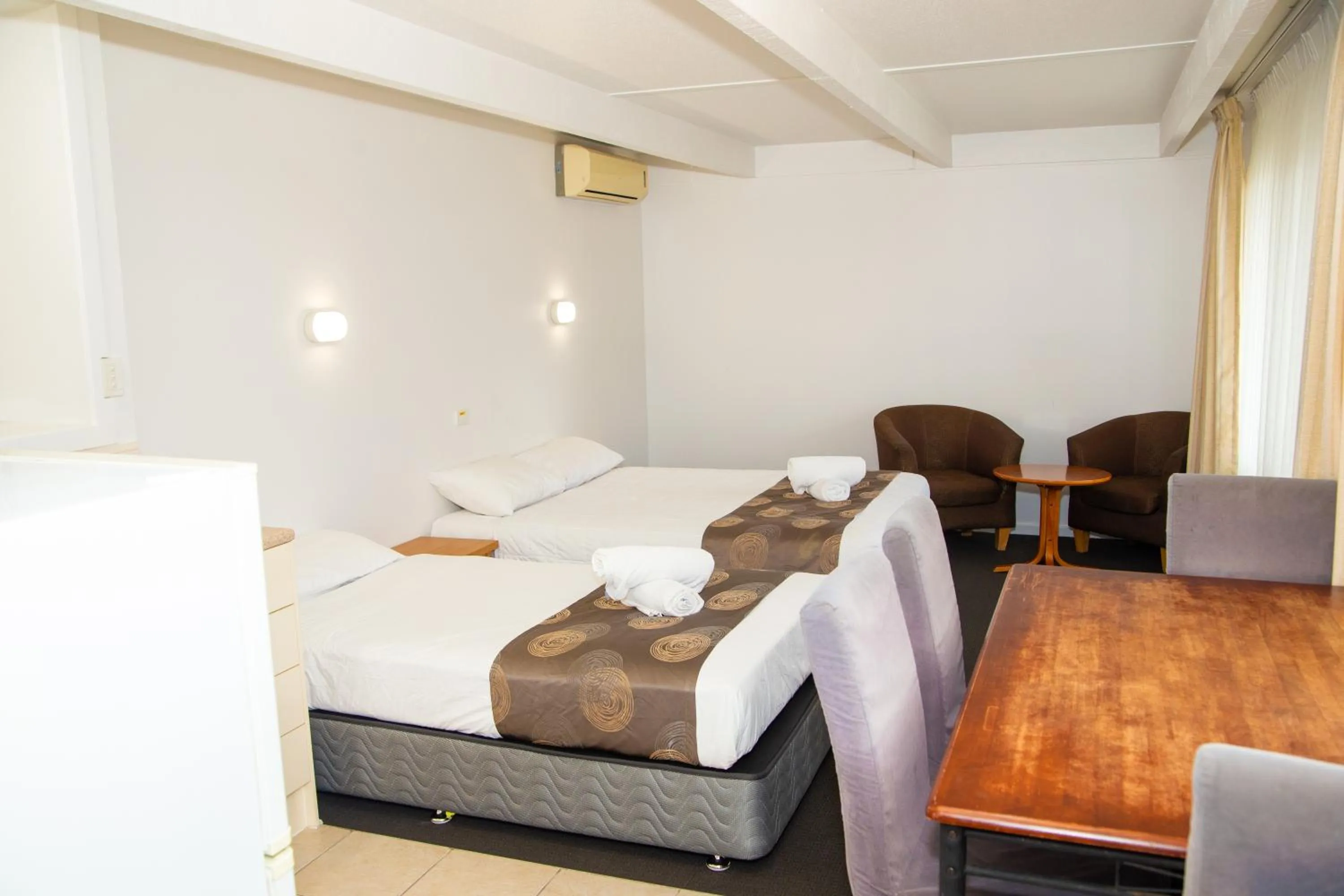 Bed in Ocean Views Motel Lakes Entrance