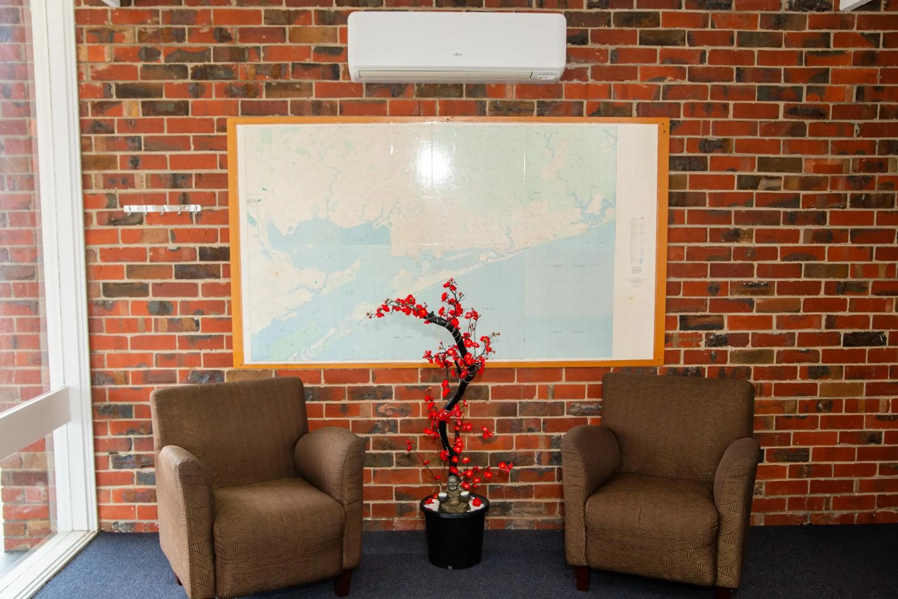 Seating area in Ocean Views Motel Lakes Entrance