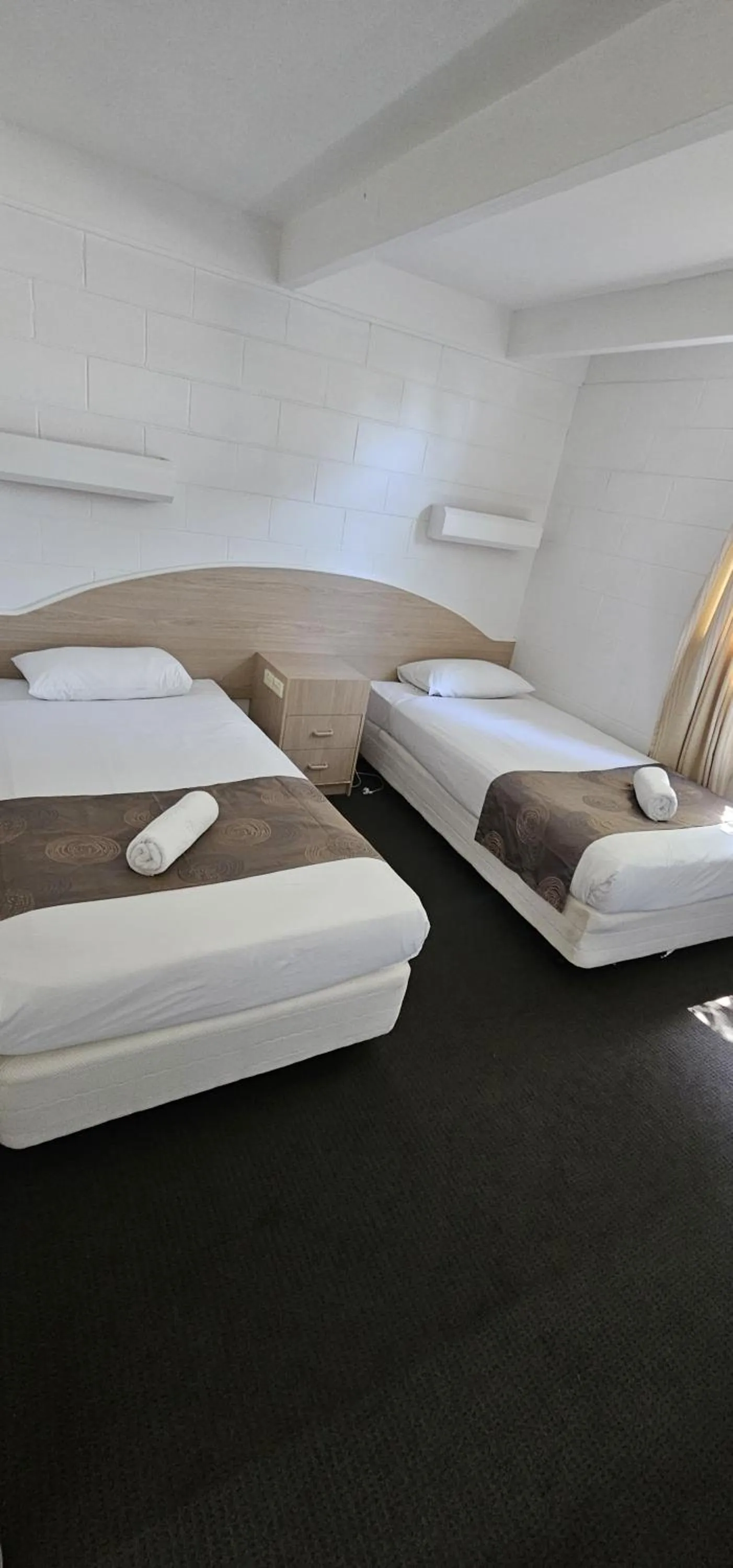 Photo of the whole room, Bed in Ocean Views Motel Lakes Entrance