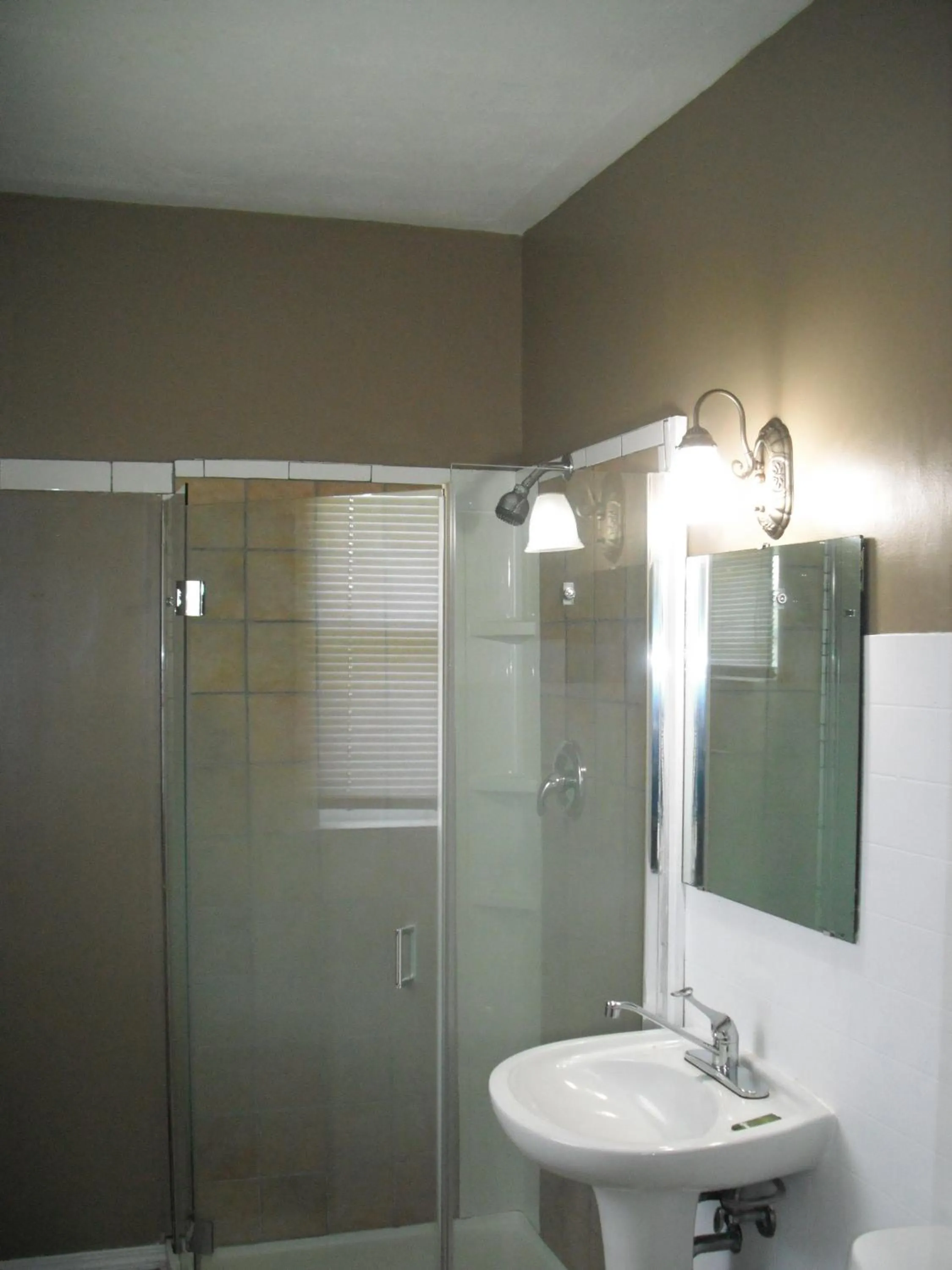 Bathroom in Eastwood Motel