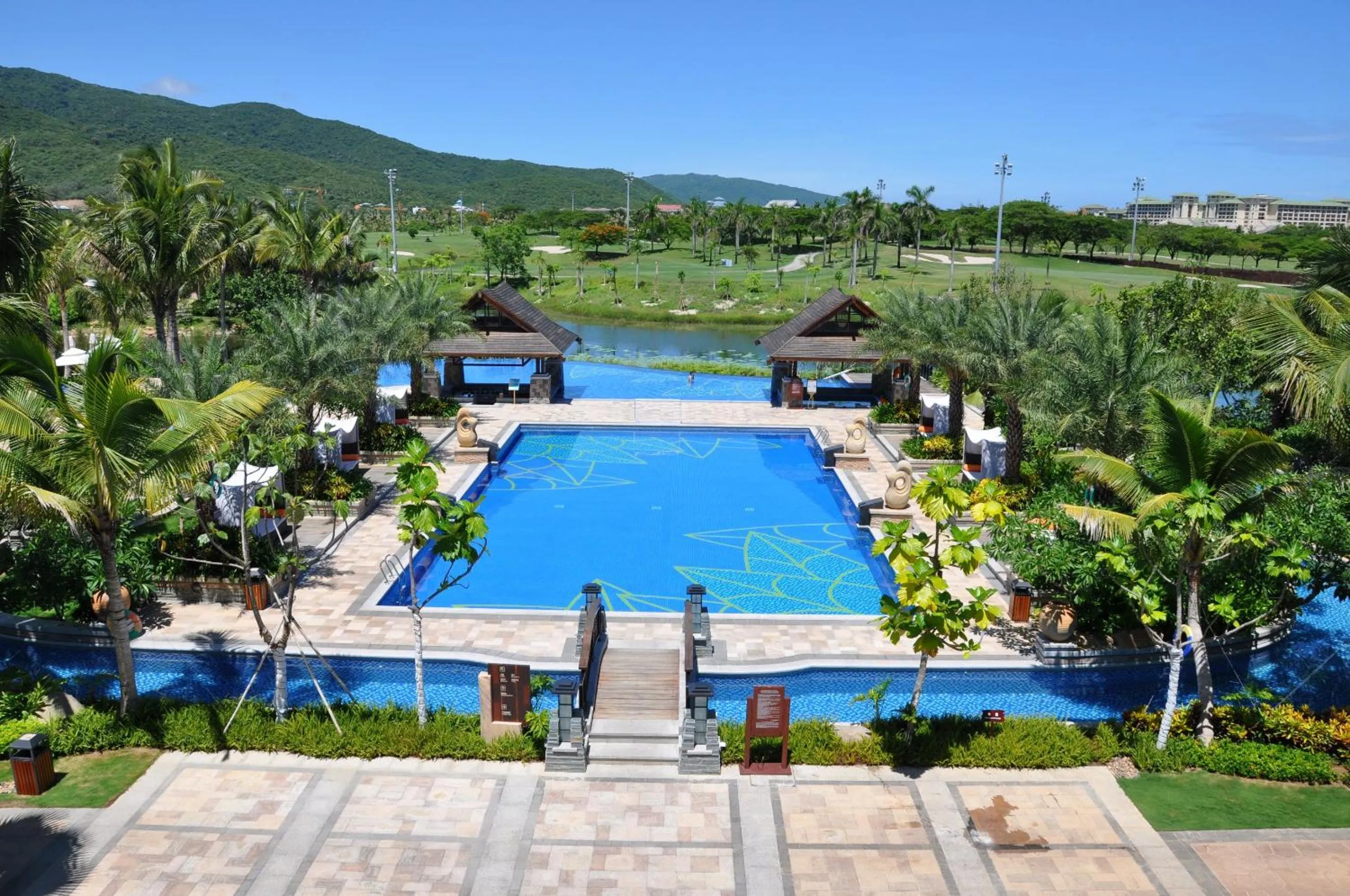 Garden in Grand Metropark Villa Resort Sanya Yalong Bay