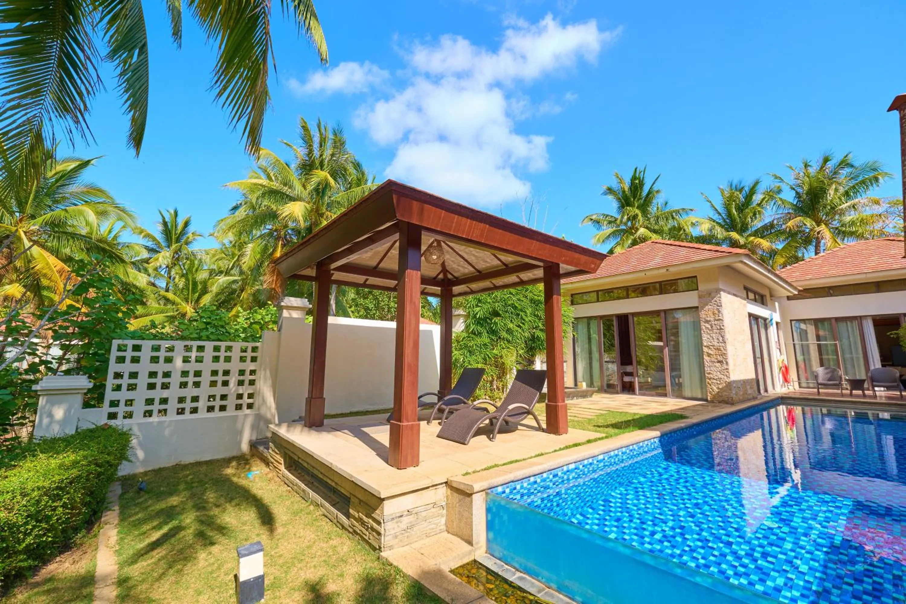 Balcony/Terrace in Grand Metropark Villa Resort Sanya Yalong Bay
