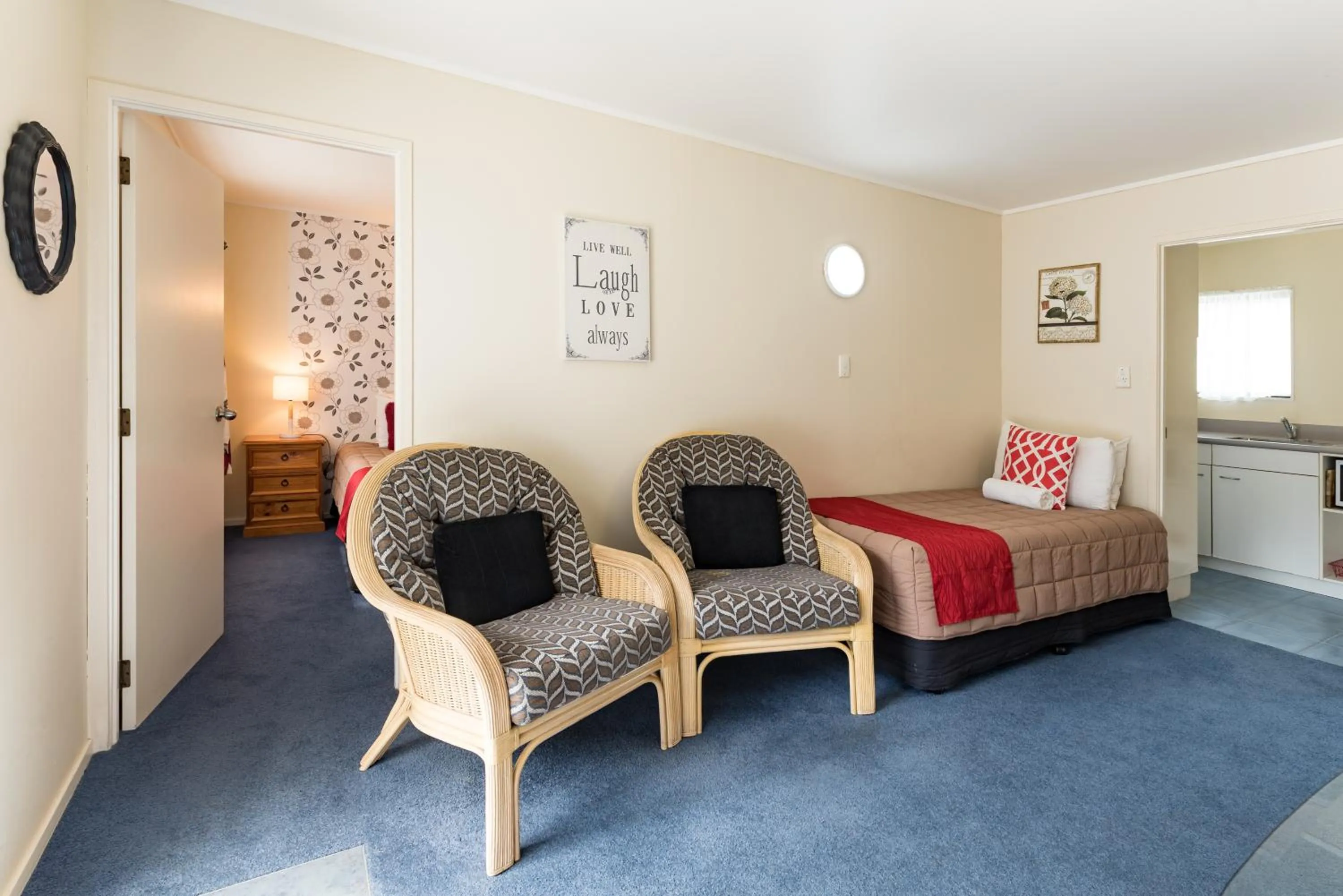 Living room, Bed in Dolphin Motel