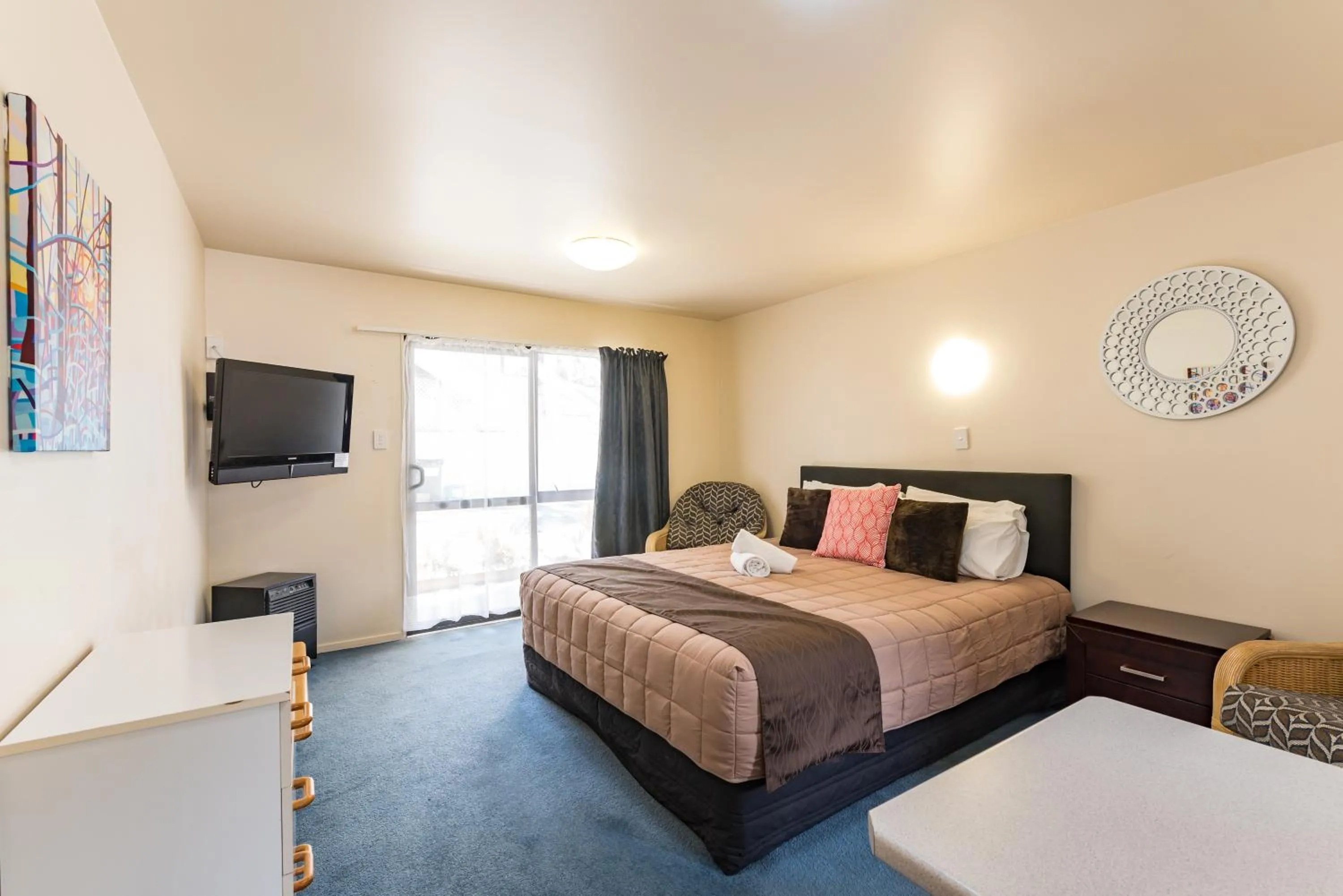 Photo of the whole room, Bed in Dolphin Motel